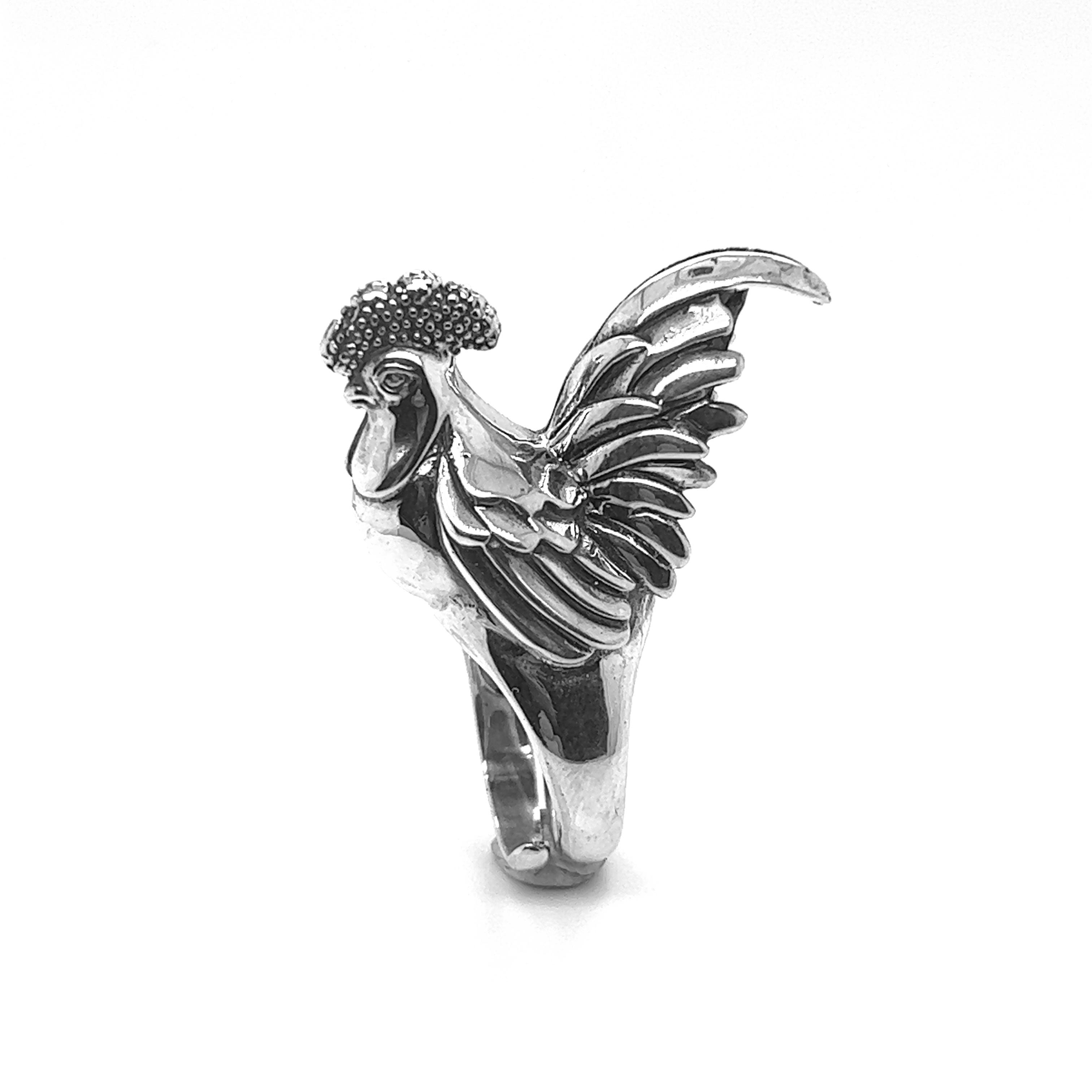 An Exceptional Rooster Ring with a rooster design.