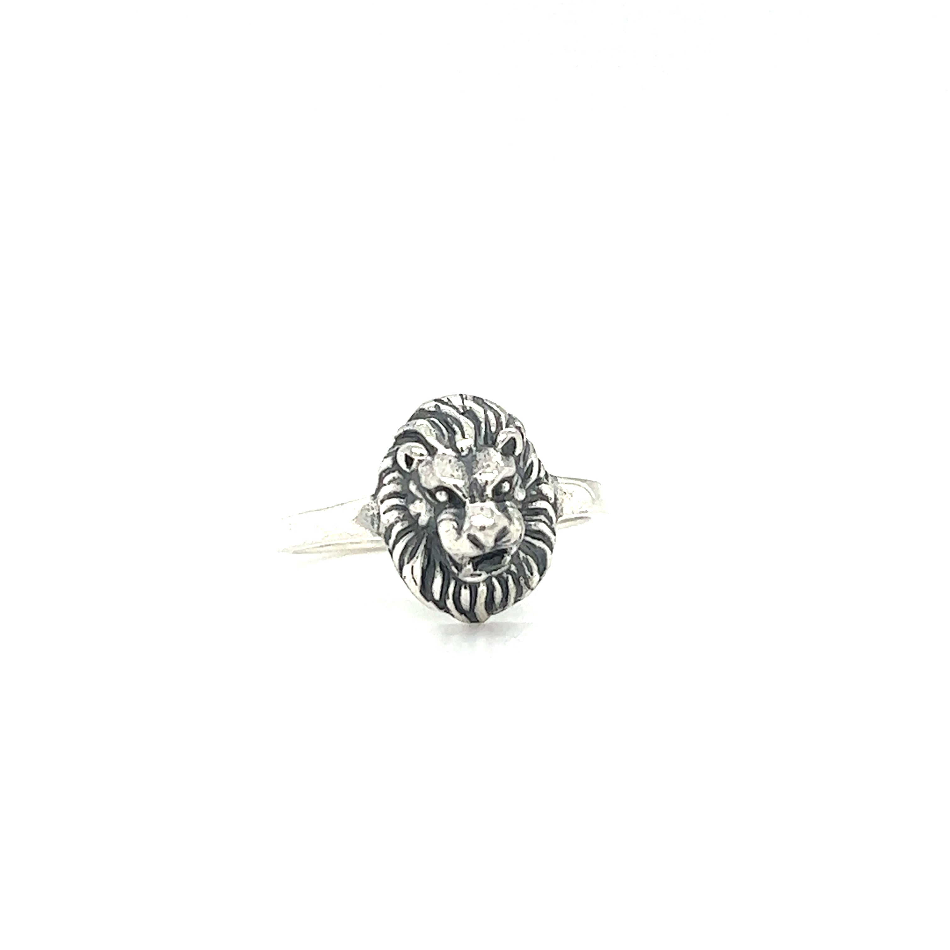 This small Lion Face Ring from Super Silver showcases a commanding lion motif, representing authority and strength. Crafted in silver, this exquisite ring is a symbol of power and confidence.
