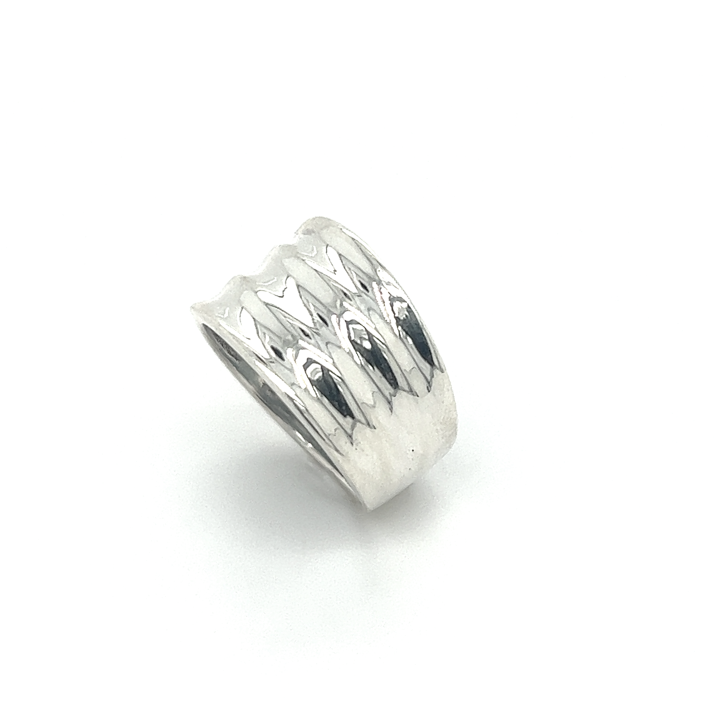 A Super Silver Wide Tapered Band cigar ring with a fashionable pattern.