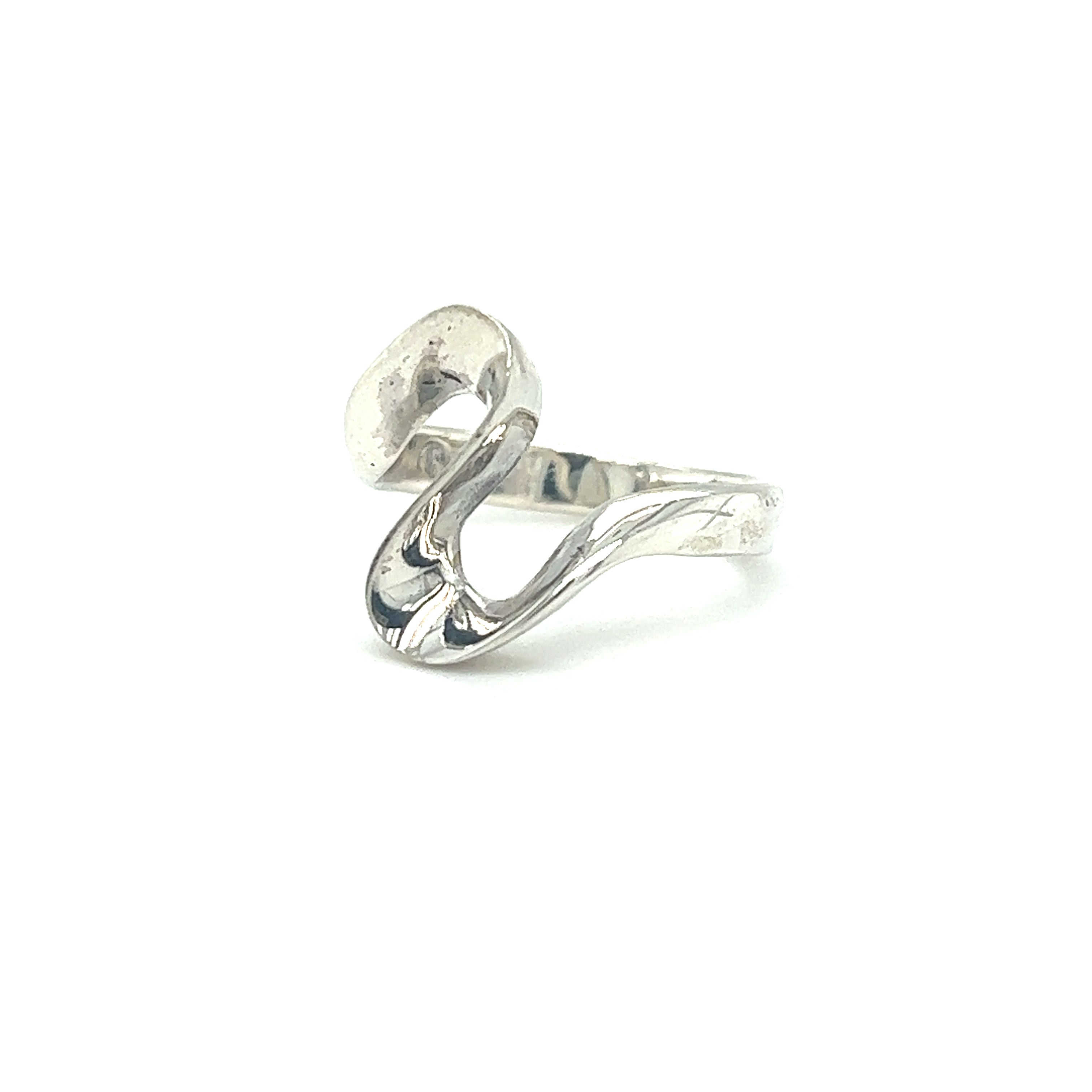 A sleek Super Silver Freeform Swirl Ring with a captivating swirl "S" pattern.