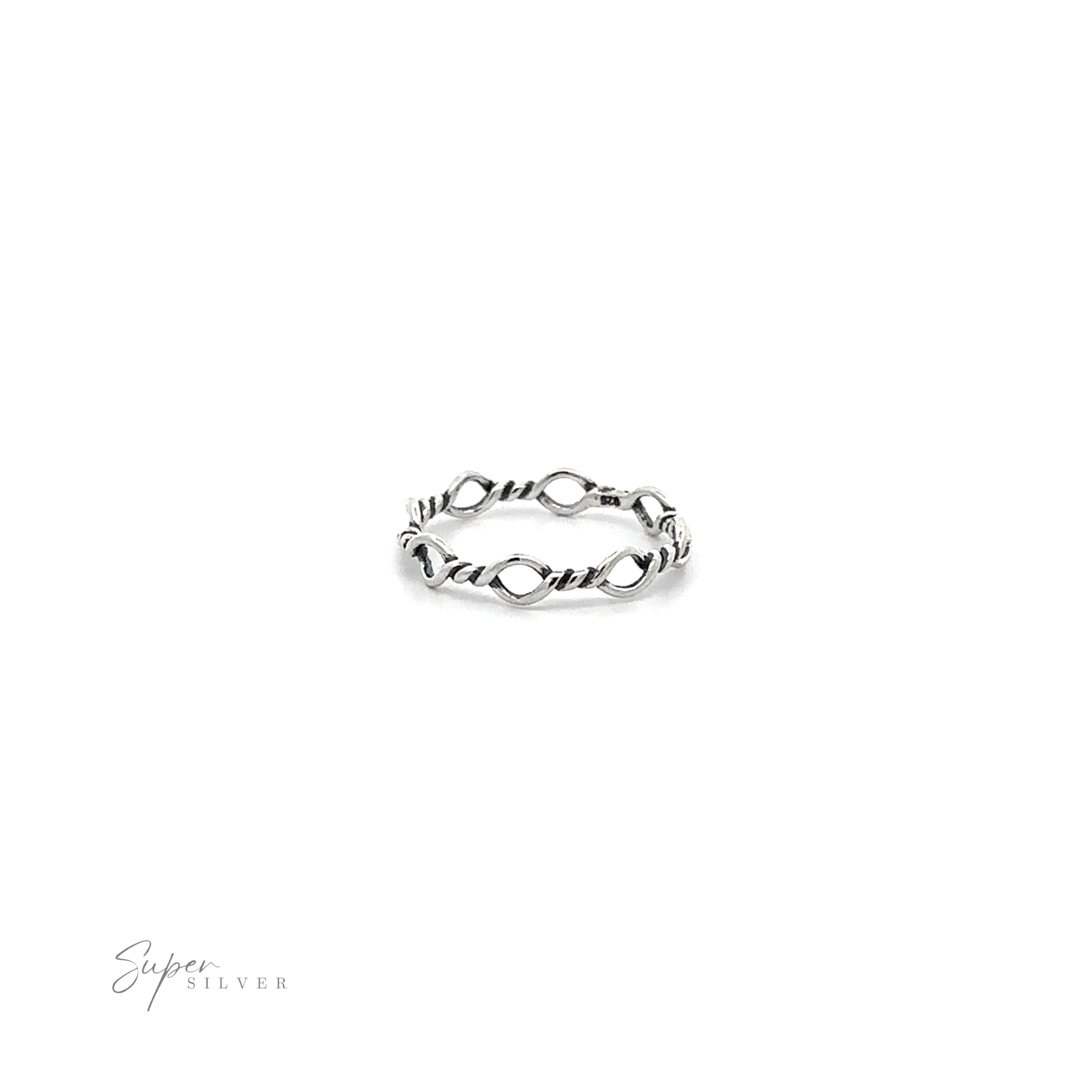A .925 sterling silver Rope Ring with a diamond in the middle, featuring a high polish finish for an elegant look.