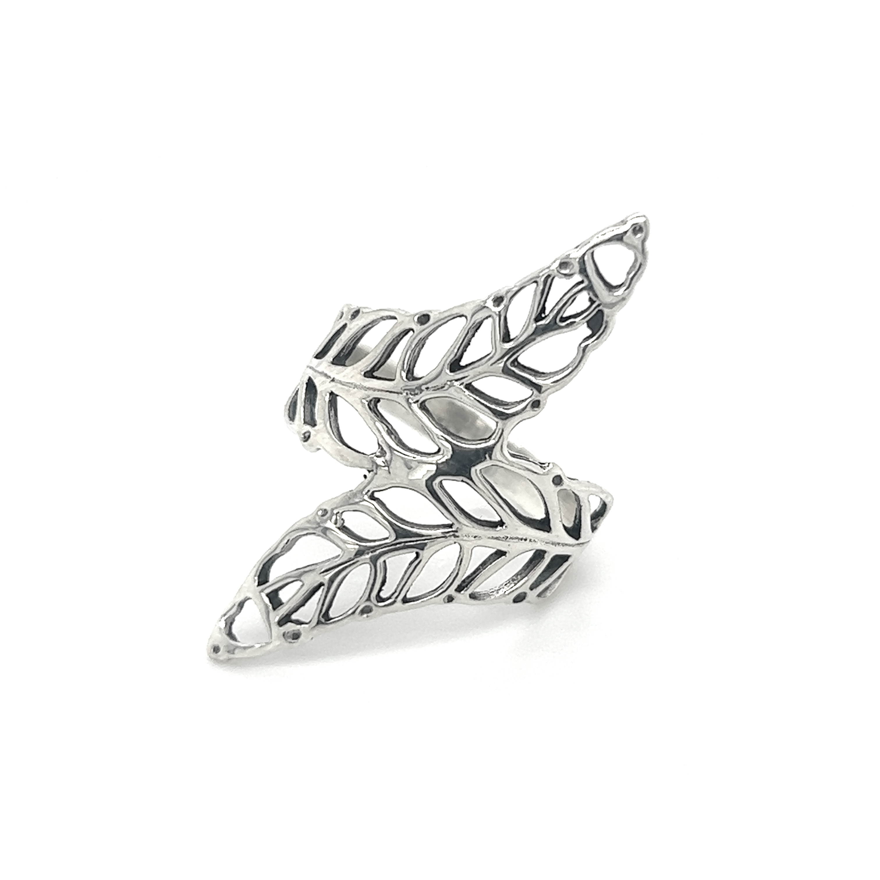 The Fern Outline Ring showcases an organic beauty with its delicate leaf design. Embark on a stylish journey with this exquisite silver accessory.