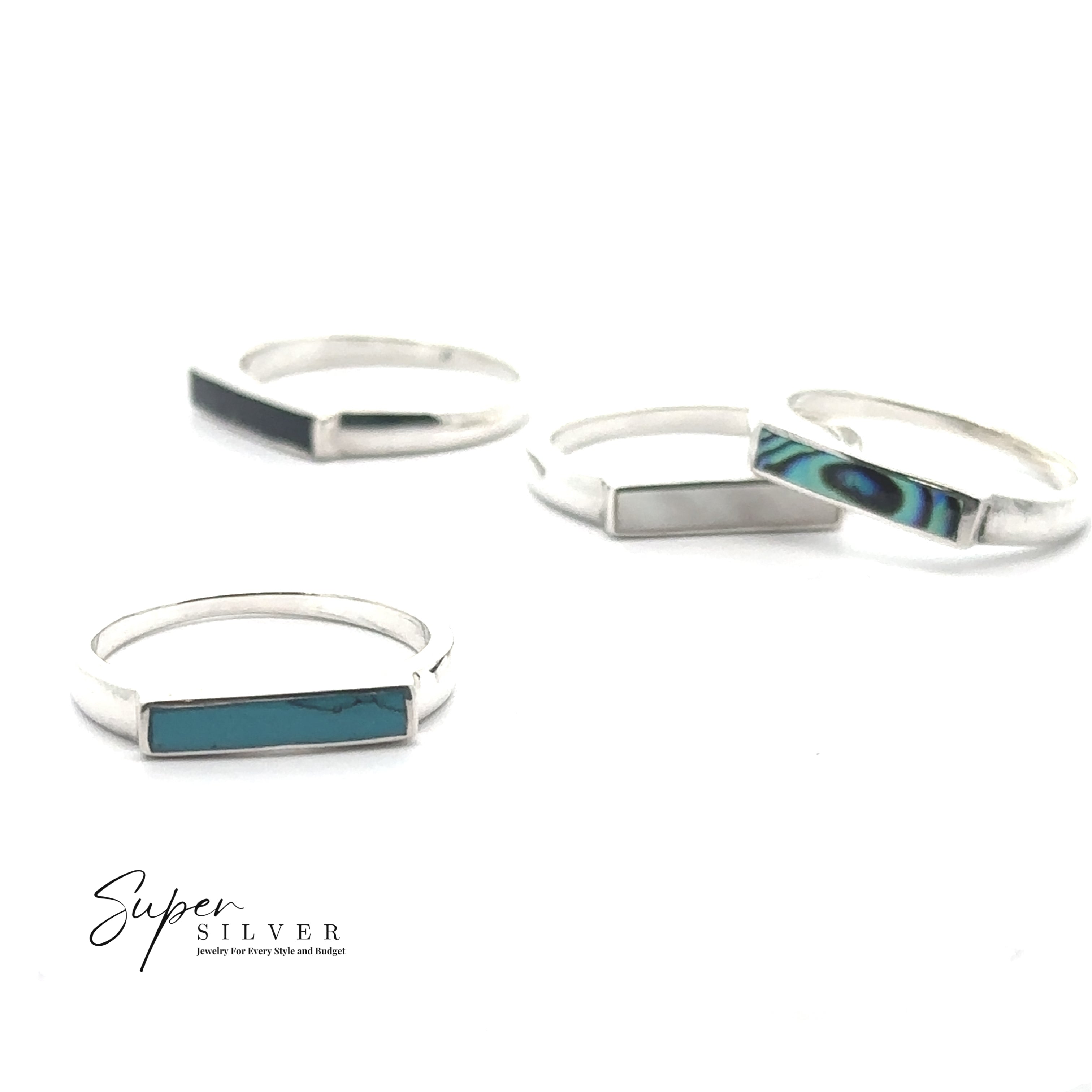 Chevalière rectangulaire avec incrustation de pierre