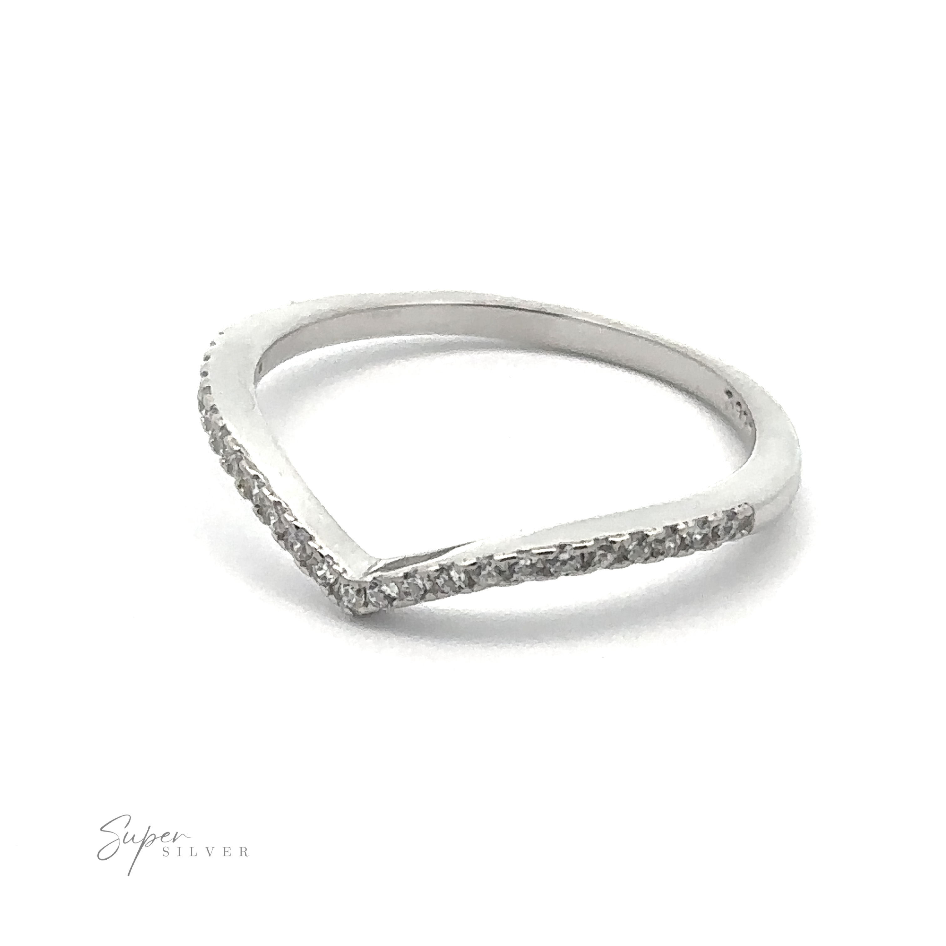 Anillo de chevron con circonita cúbica pavé