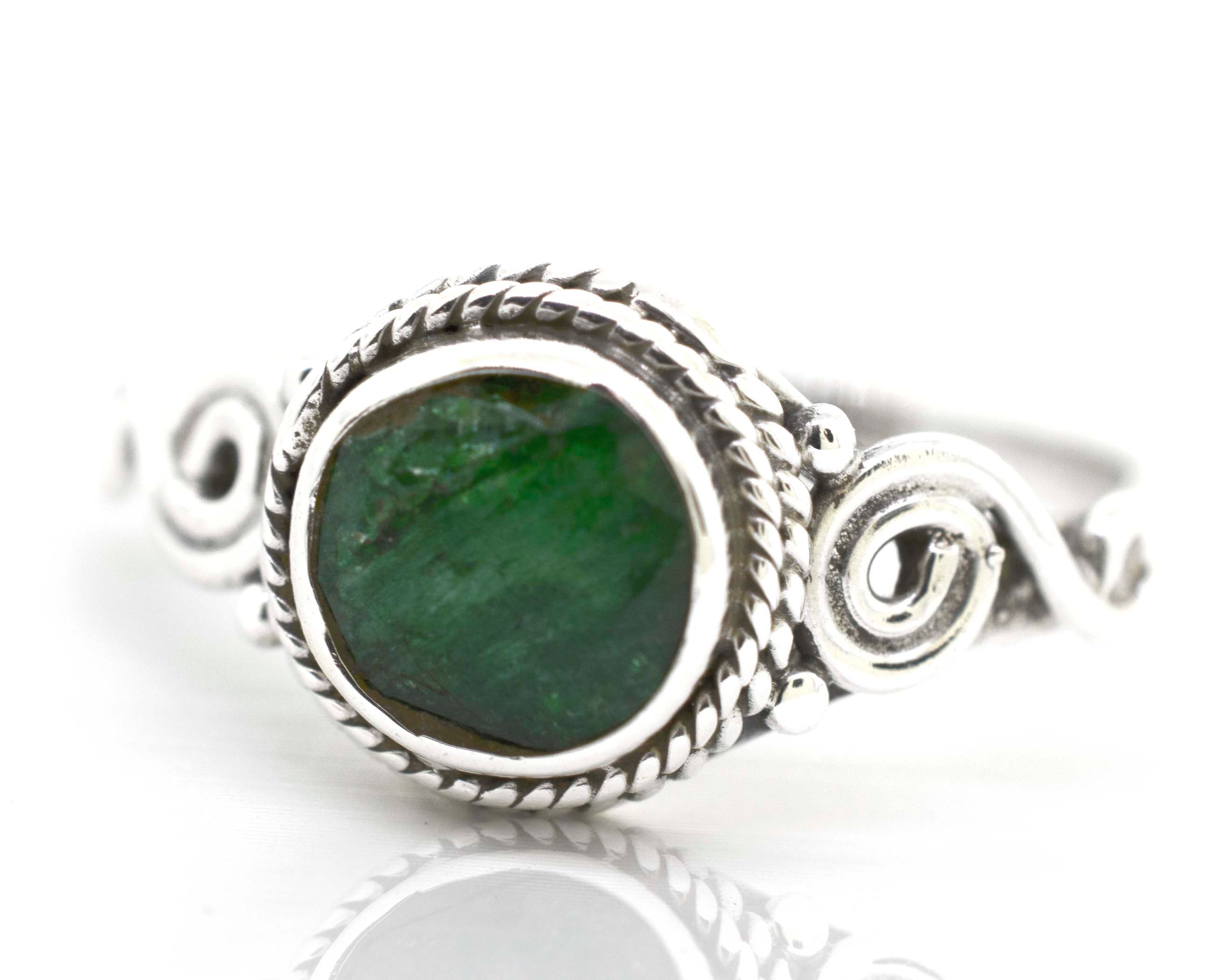 Embrace a bohemian vibe with this Super Silver .925 sterling silver Gemstone Circle Ring With Rope Border And Swirl Design featuring an exquisite emerald stone.