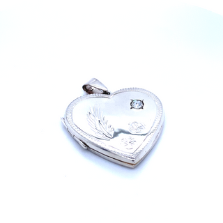 This romantic Super Silver heart locket, made of sterling silver, is adorned with a sparkling diamond, adding an elegant charm to any outfit.