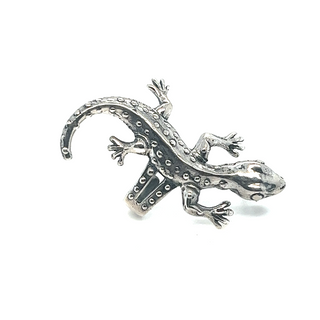 A Super Silver Unique Gecko Ear Cuff showcasing resilience and adaptability, set against a clean white background.