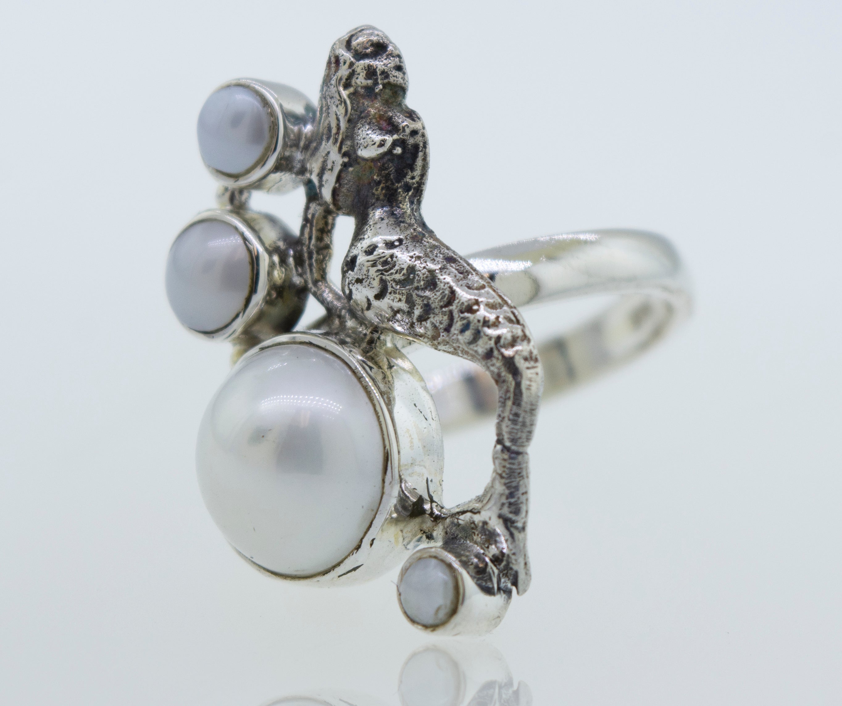 A mythical Mermaid Ring with Pearl, crafted in sterling silver.