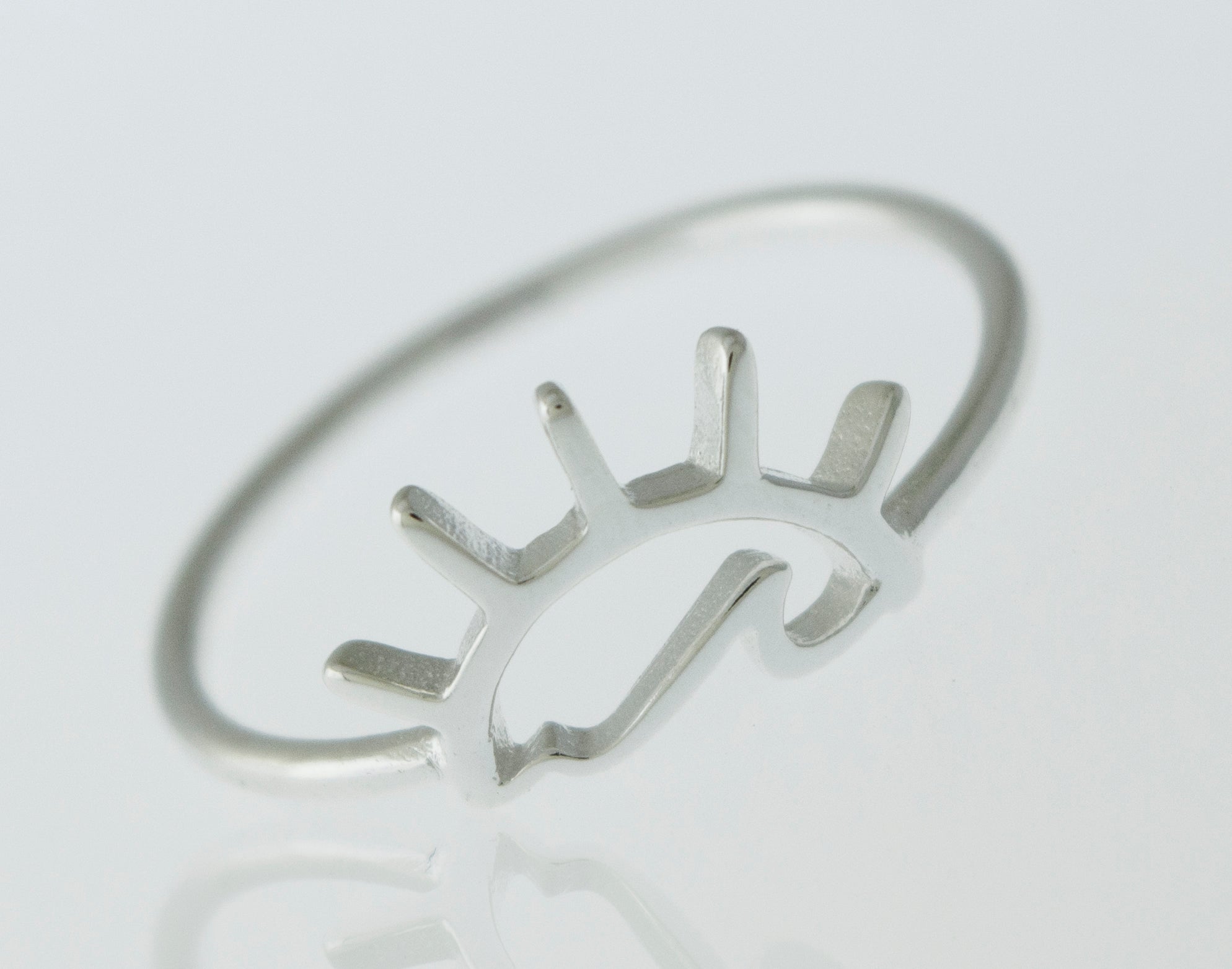 This stunning Super Silver Sunset Wave Ring is made of 925 Sterling Silver and features a high polish finish. The exquisite design showcases a beautiful sun emblem, making it a perfect piece for adding a touch of elegance.