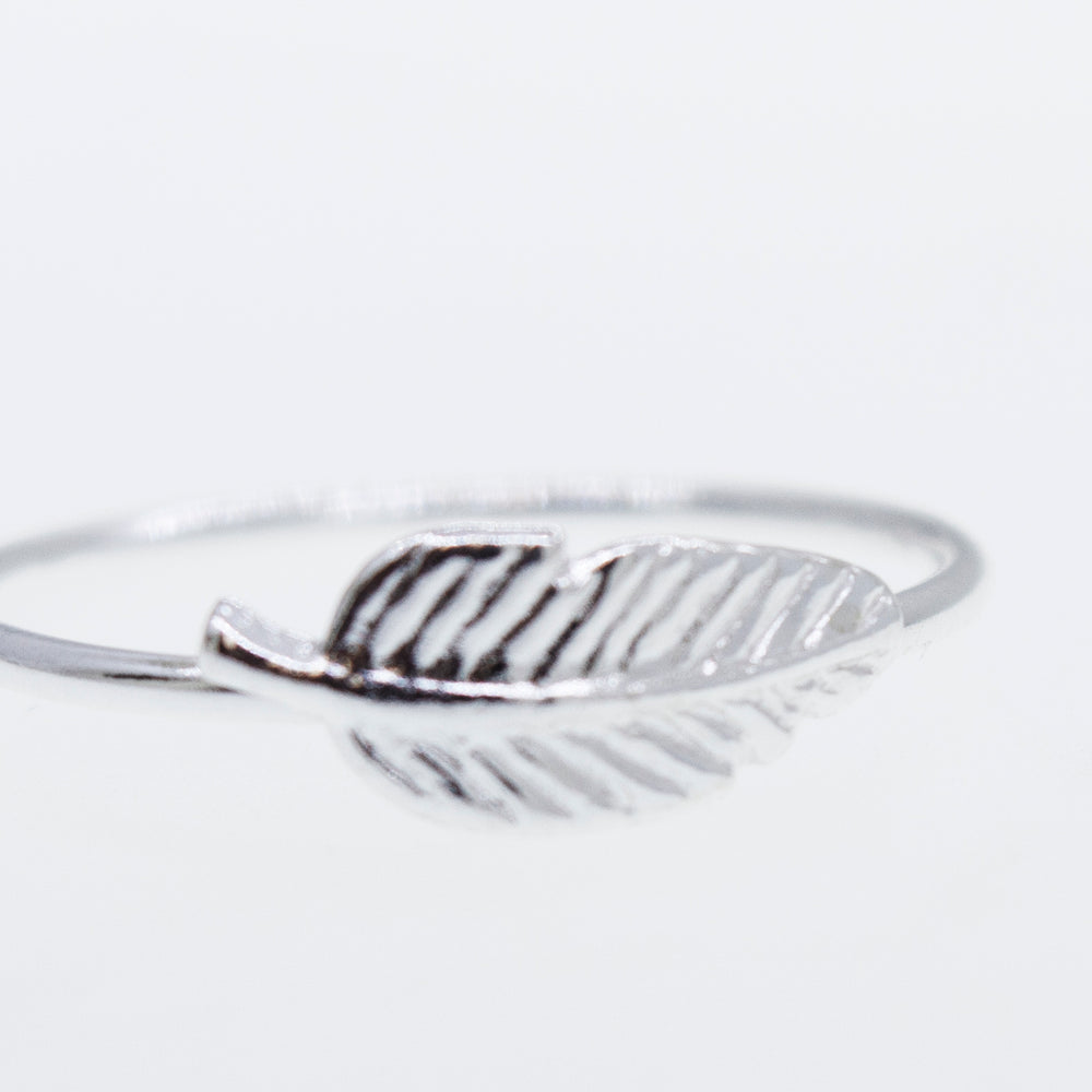 A Super Silver Silver Feather Ring with a leaf design.