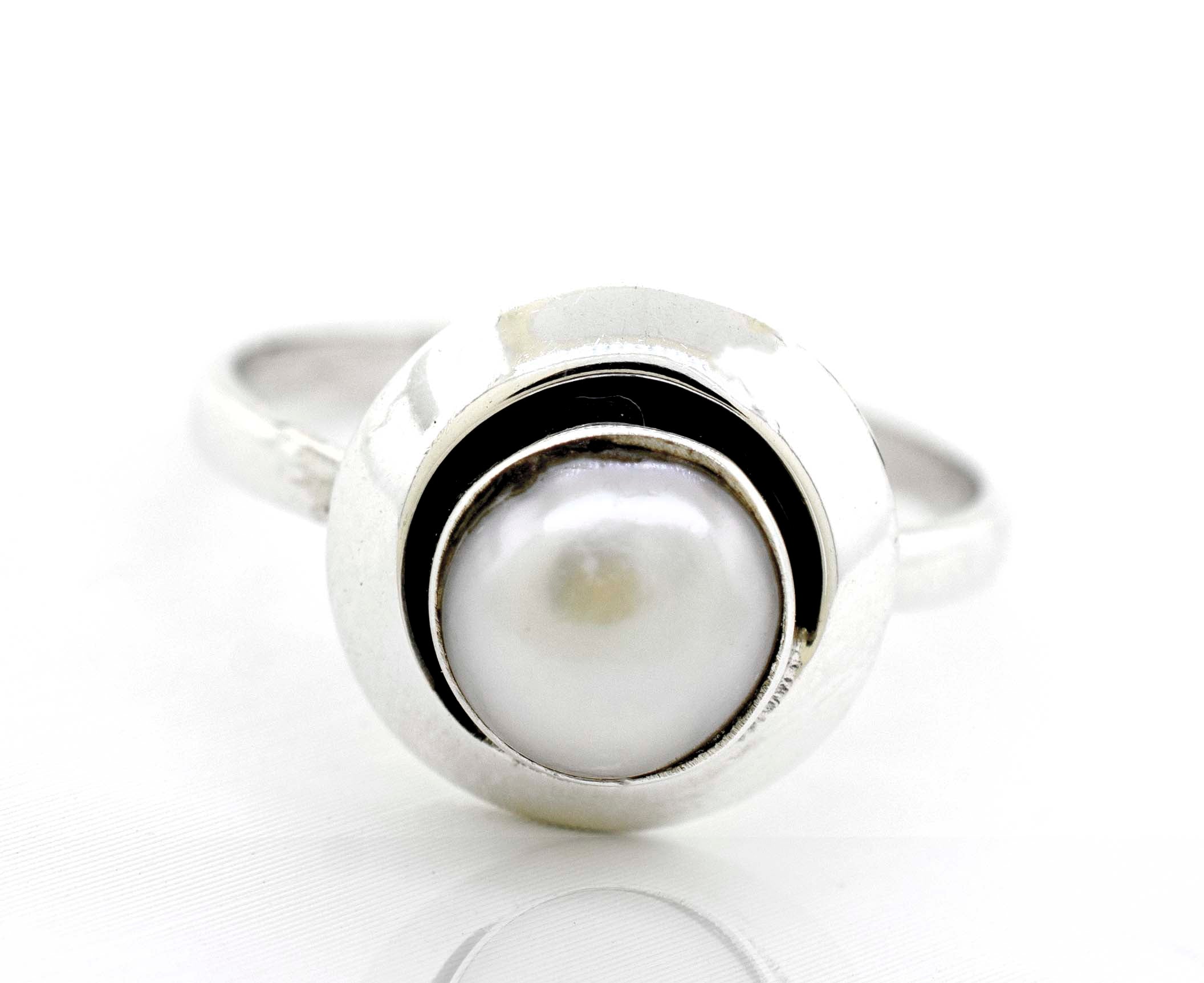 A round gemstone ring with oxidized outline, perfect for those looking for a touch of elegance and sophistication,