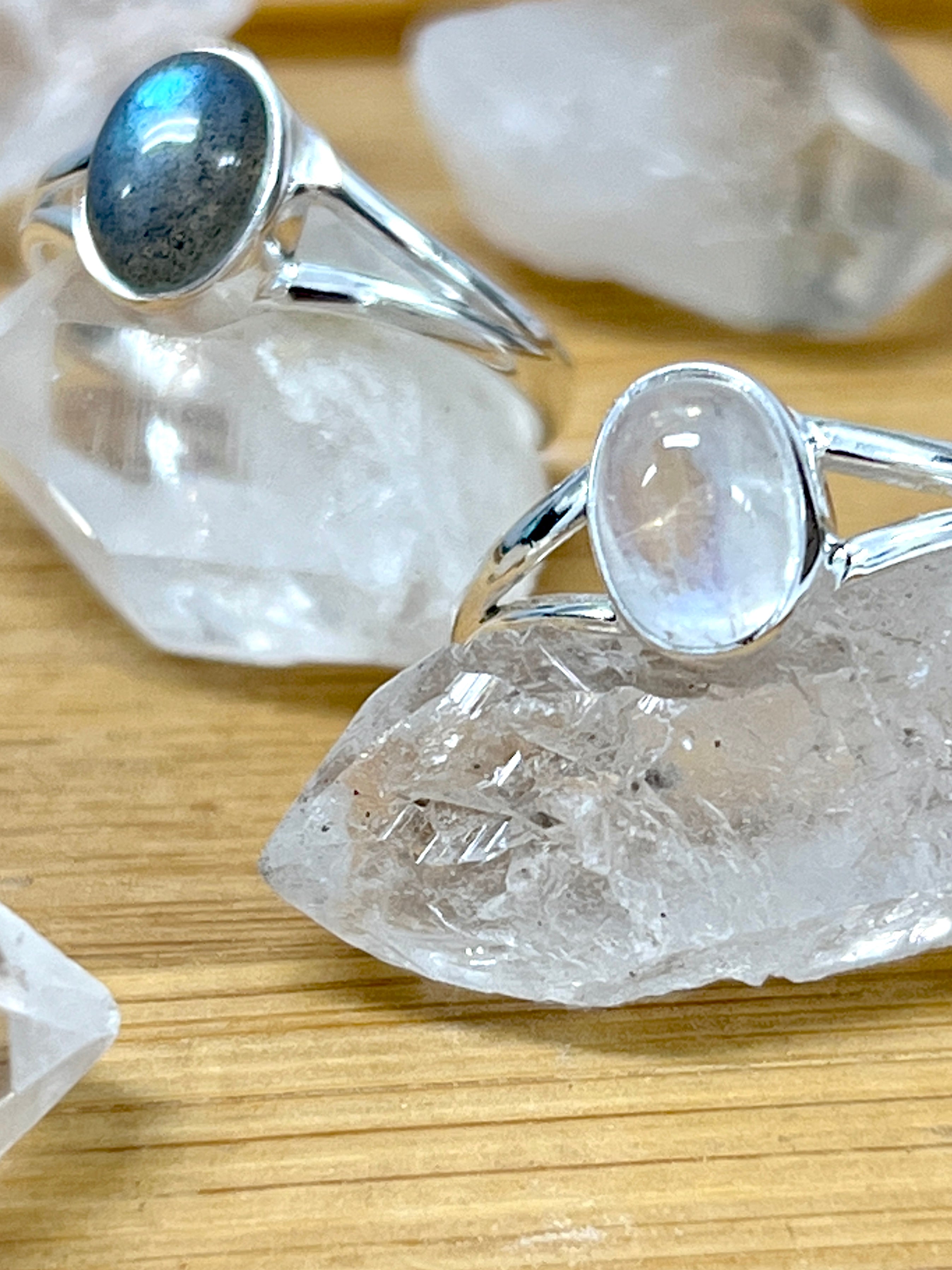 This Minimalist Moonstone or Labradorite ring showcases the mesmerizing beauty of the labradorite stone. Perfect for bohemian and Santa Cruz vibes.