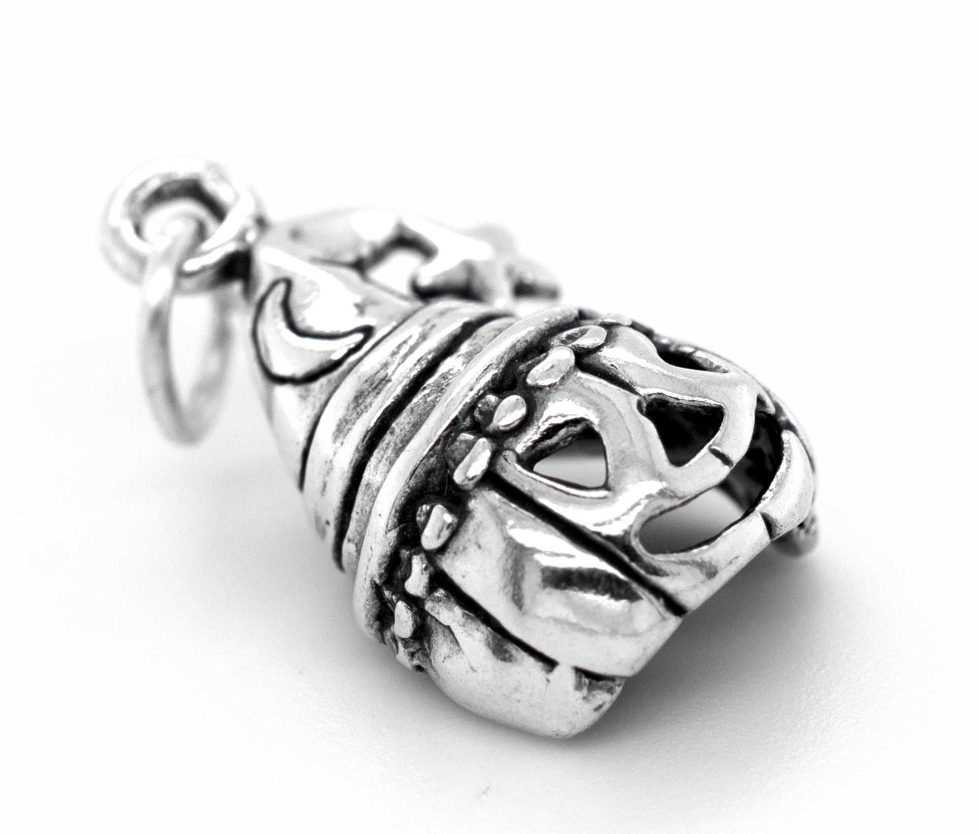 An enchanting Super Silver charm adorned with a delightful Jack O' Lantern with Witch Hat, perfect for embracing the spirit of autumn and Halloween.