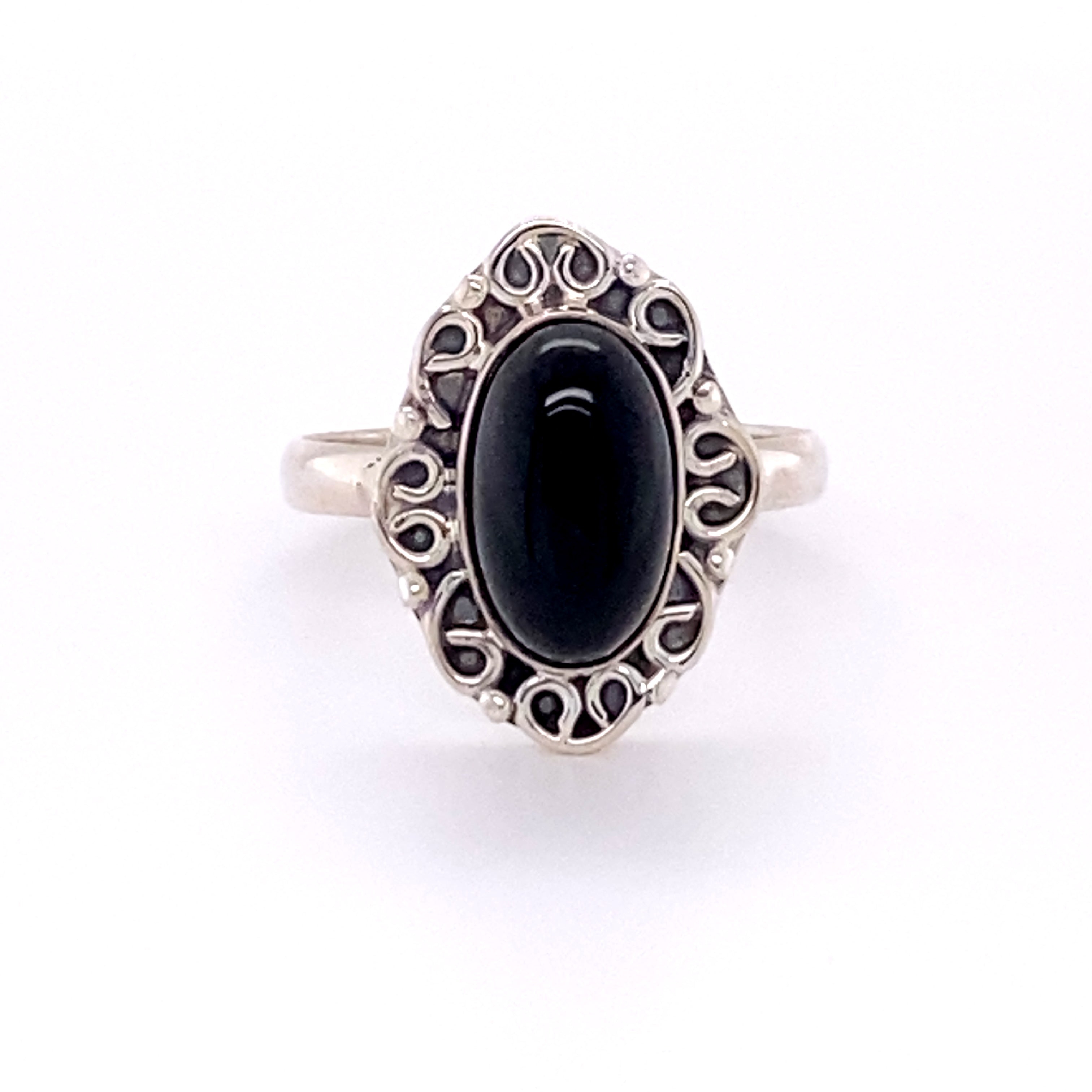 An elegant Super Silver oval gemstone ring with a black onyx gemstone.