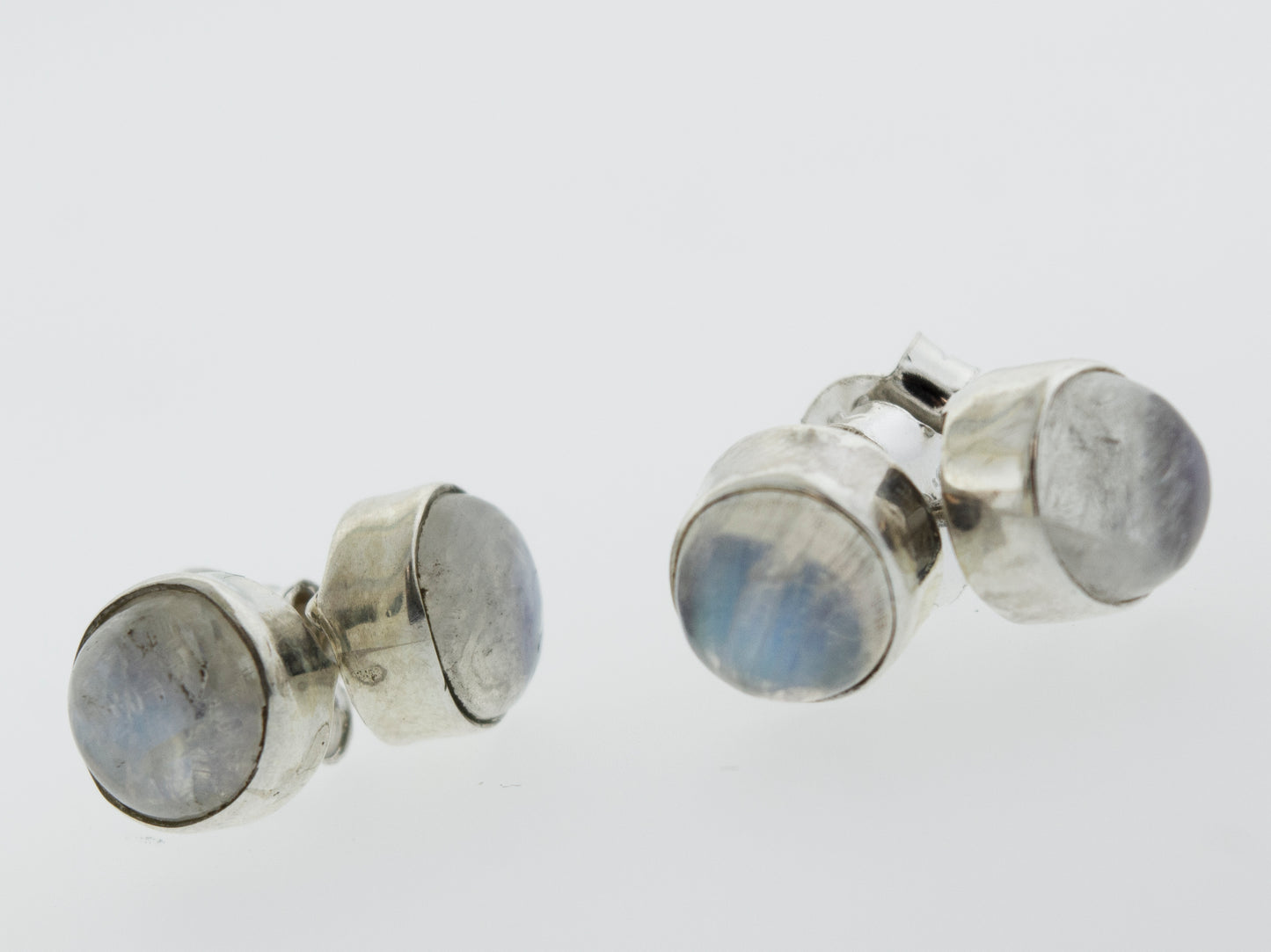 These Simple Circle Moonstone Studs by Super Silver, with a blue stone, are perfect for every day wear.