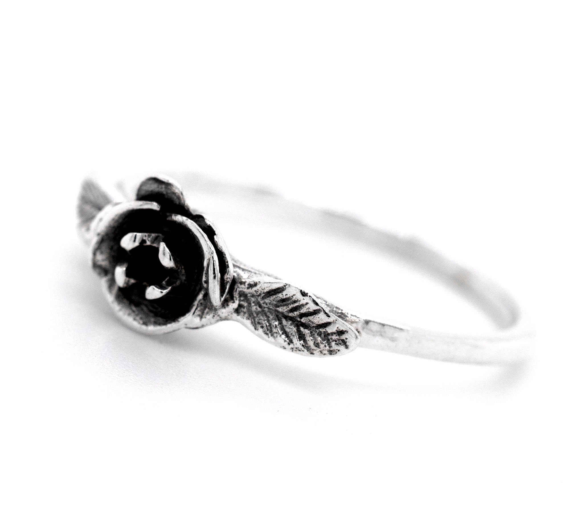 A fashionabe rose ring adorned with a black rose, embracing the floral essence.