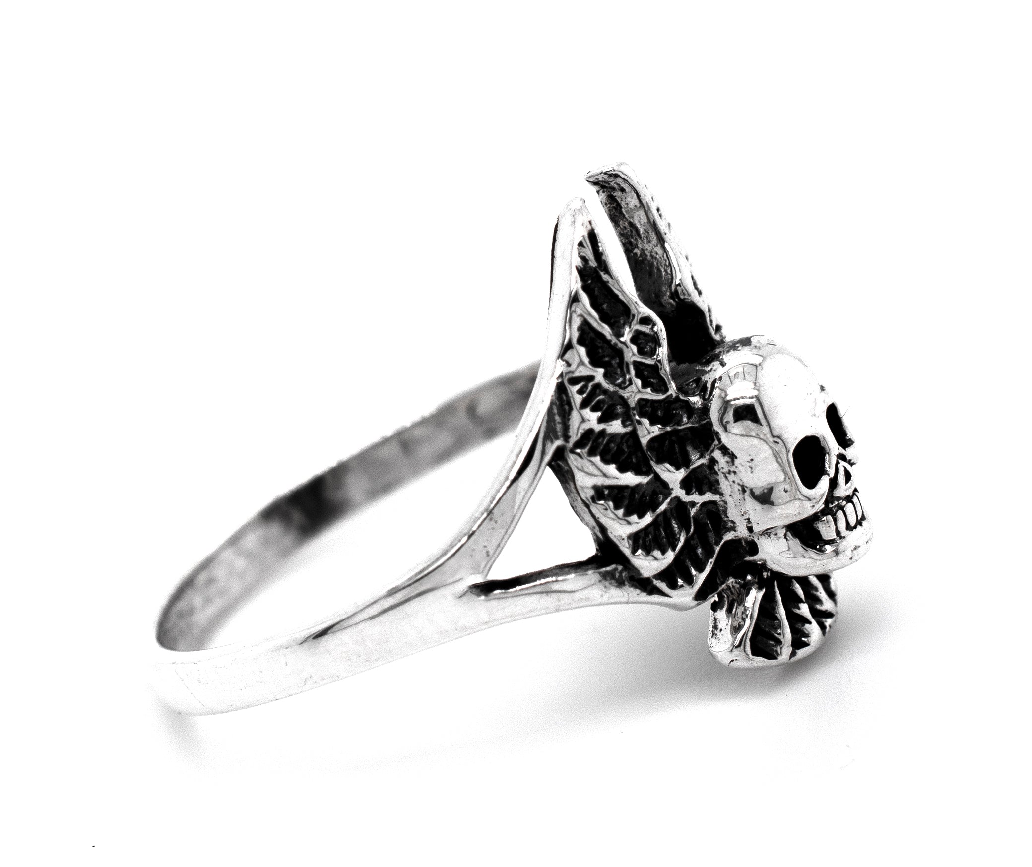 This gothic Skull Ring With Wings features a skull and wings design.