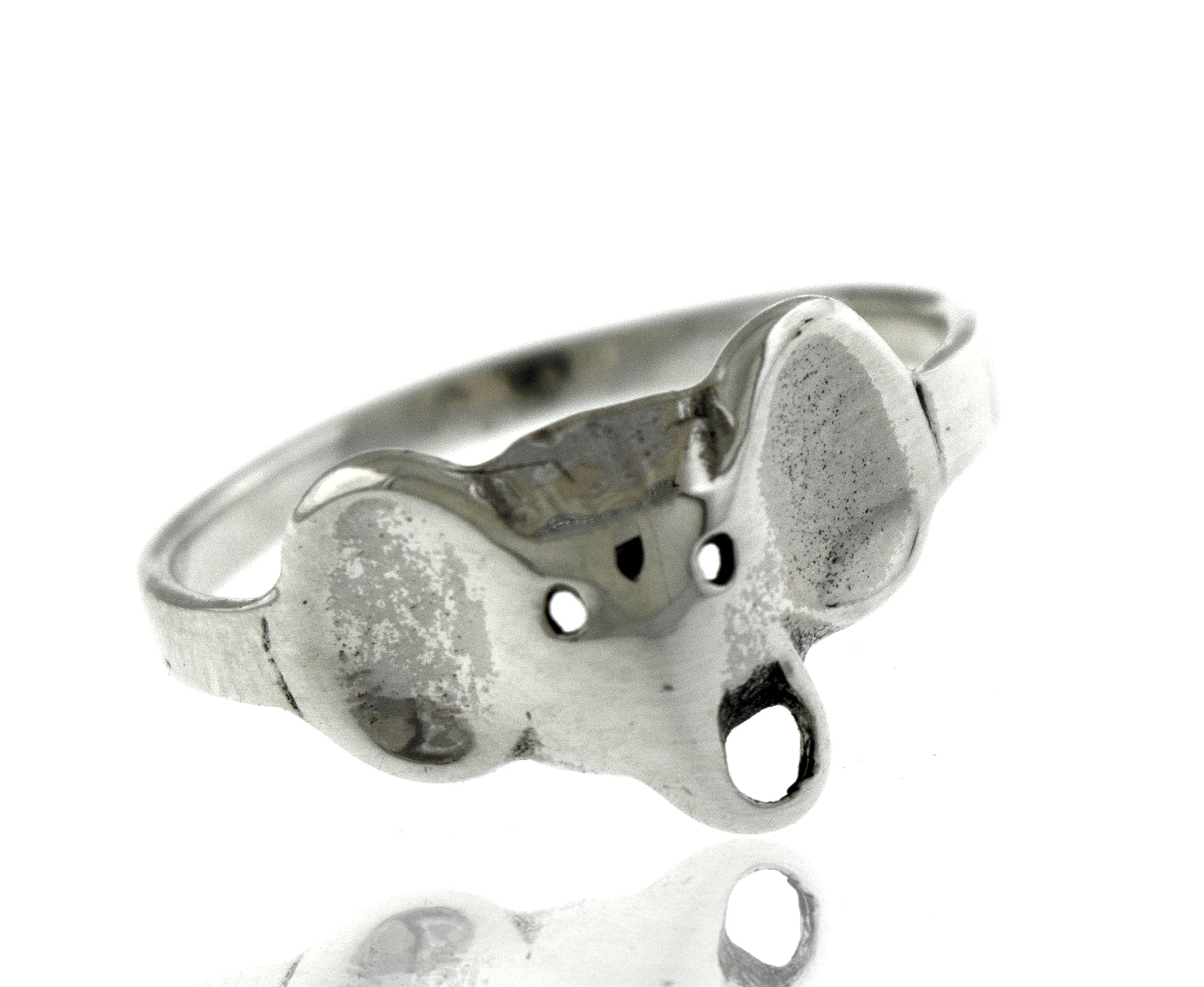 An elegant midi ring, the Simple Elephant Head Ring from Super Silver, features a simple design with an elephant head.