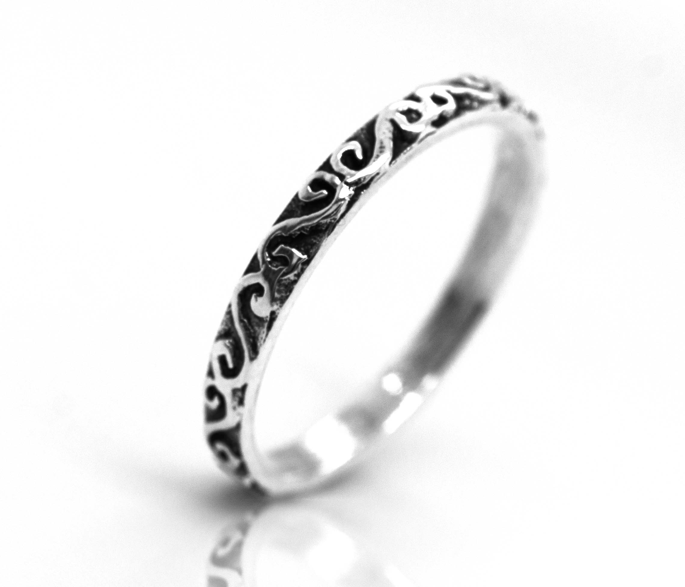 A Super Silver Simple Band With Swirl Design.
