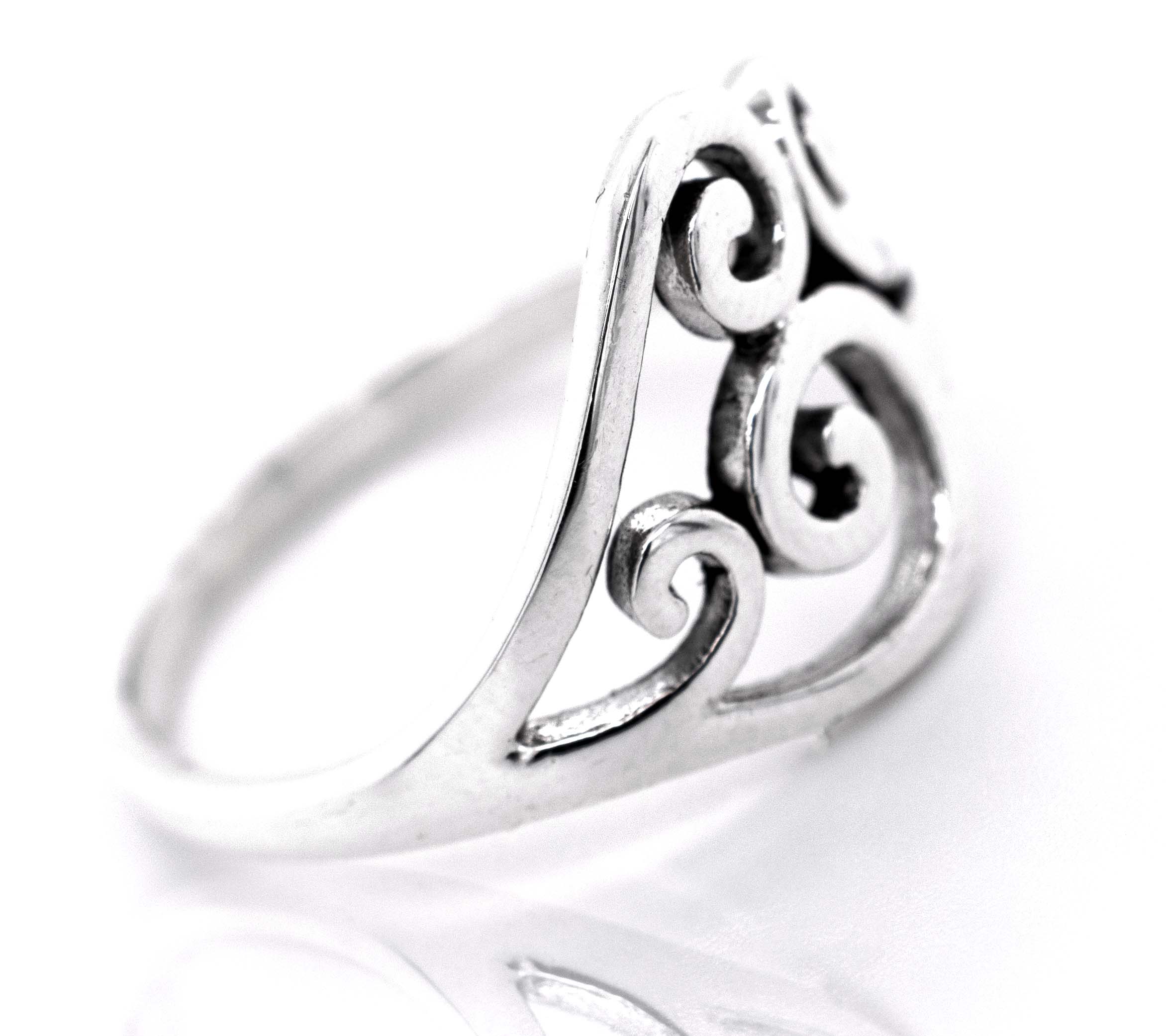 This Super Silver Simple Swirl Design Ring features a captivating swirl design, perfect for everyday wear.