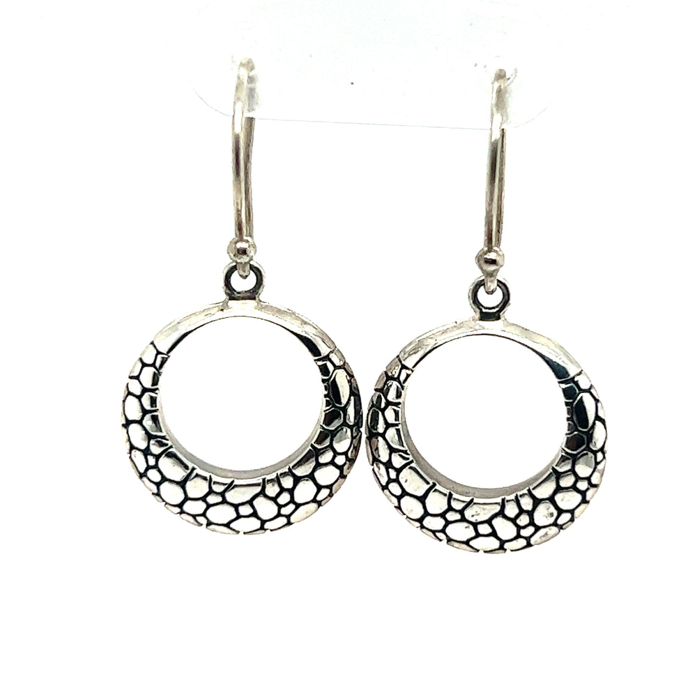 These Super Silver Silver Cobblestone Circle Earrings exude modern charm and urban elegance.