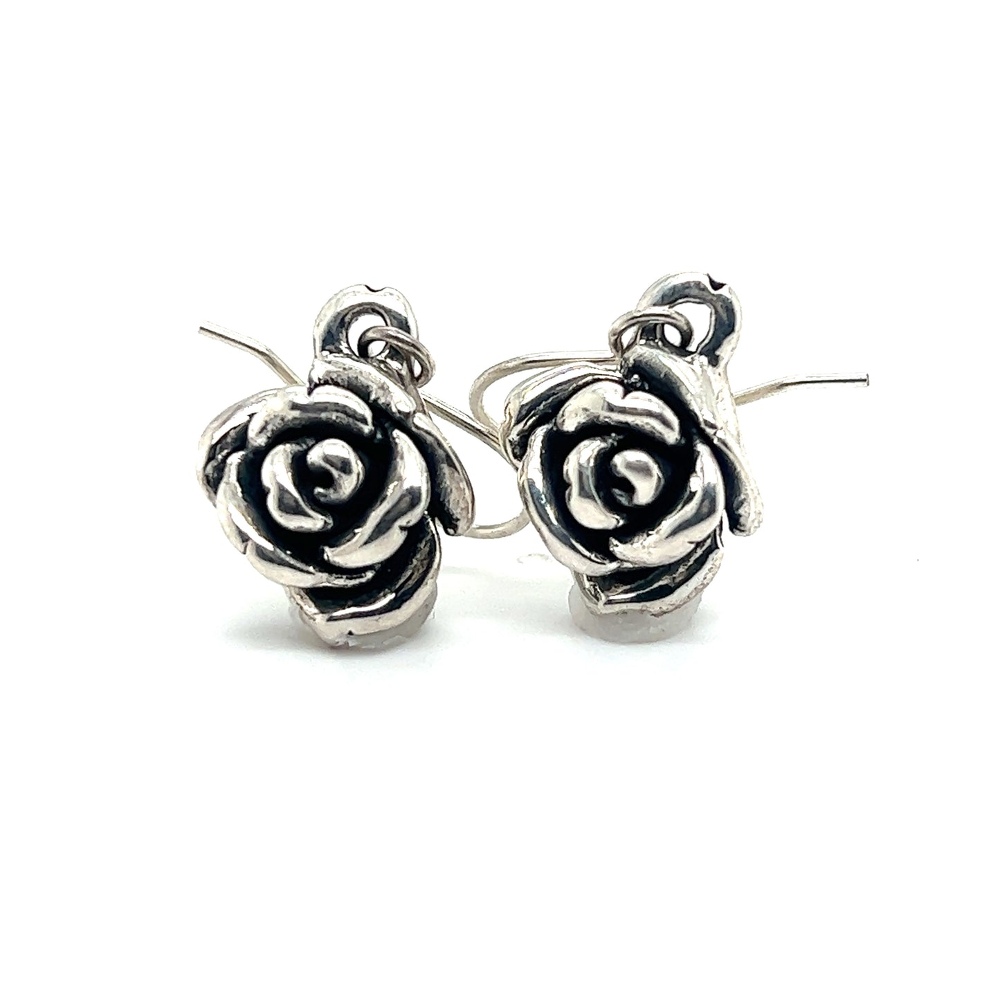 
                  
                    These Super Silver Small Electroformed Rose Earrings showcase exquisite craftsmanship and come in a stunning electroformed design. The earrings are beautifully displayed on a pristine white background, accentuating their durability and charm.
                  
                