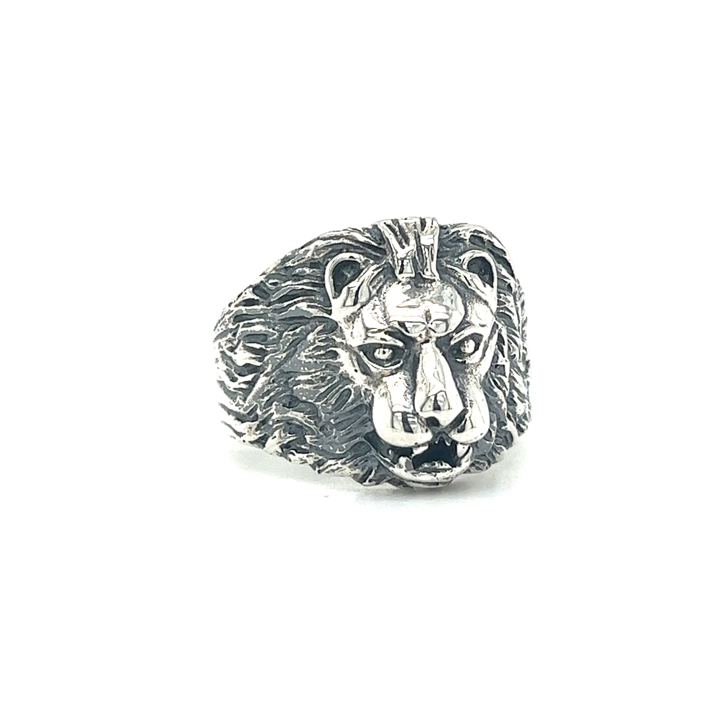 This Silver Lion Face Ring from Super Silver exudes authority and strength with its stunning silver design.