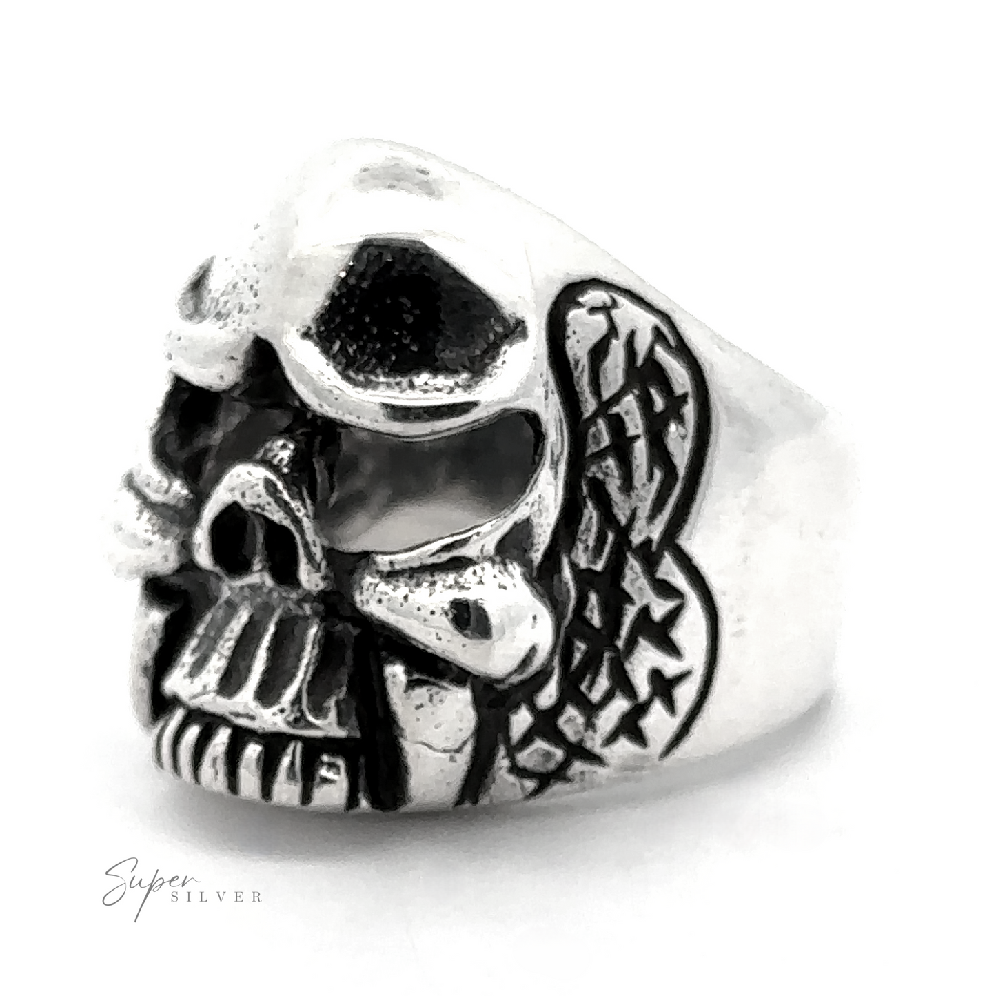 
                  
                    Anillo con diseño de calavera
                  
                