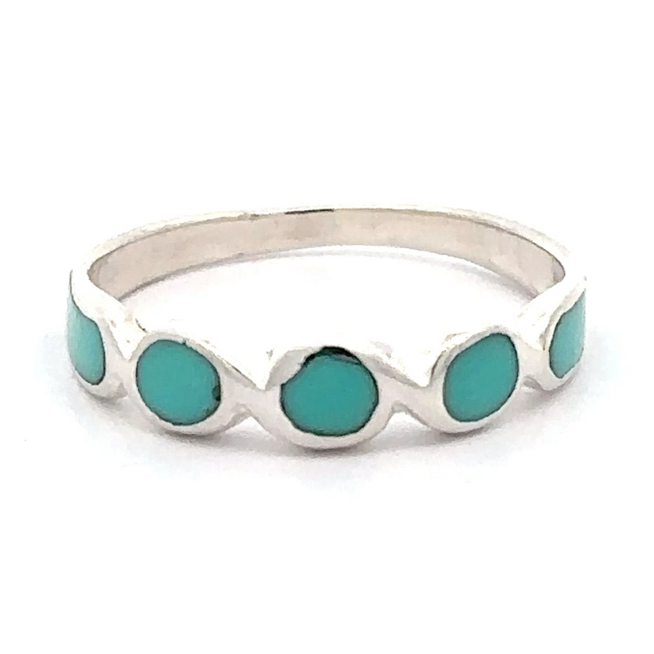 An inlaid turquoise oval crossover patterned ring in sterling silver.
