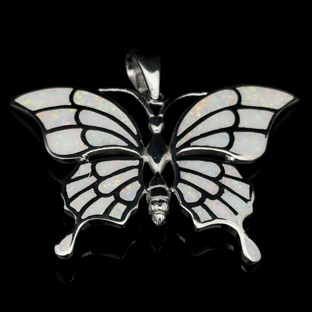 
                  
                    Pendentif papillon en opale créée en laboratoire
                  
                