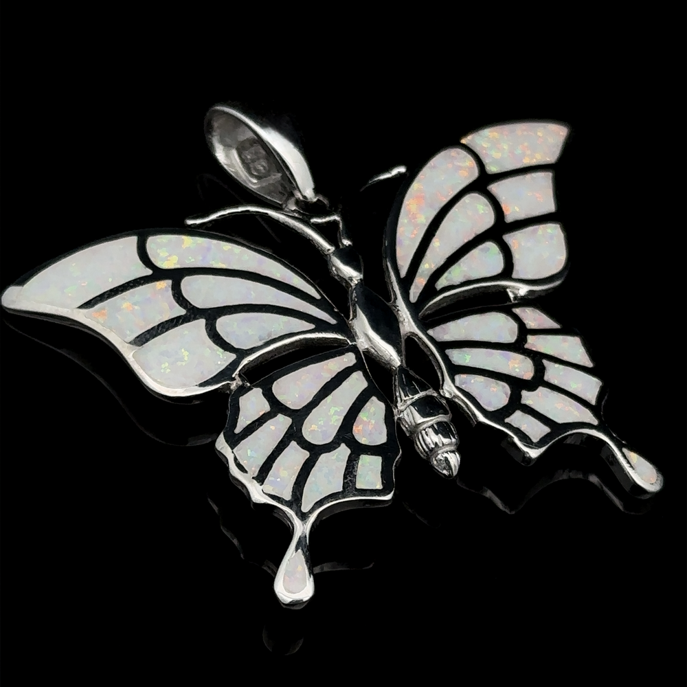 
                  
                    Pendentif papillon en opale créée en laboratoire
                  
                