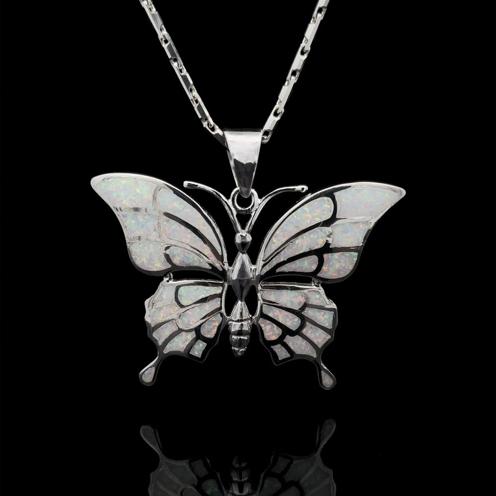 
                  
                    Pendentif papillon en opale créée en laboratoire
                  
                