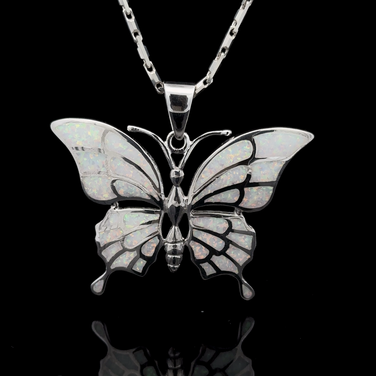 
                  
                    Pendentif papillon en opale créée en laboratoire
                  
                