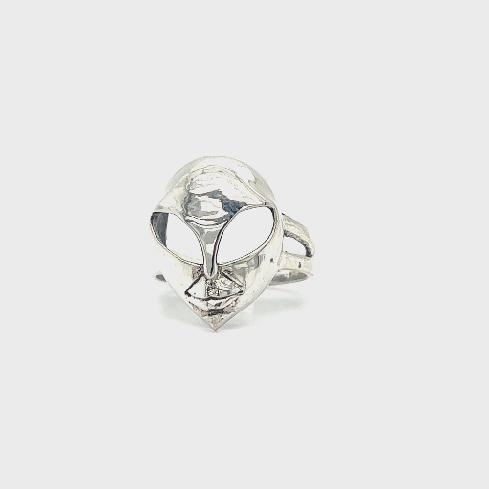 
                  
                    Load and play video in Gallery viewer, Silver Alien Head Ring
                  
                