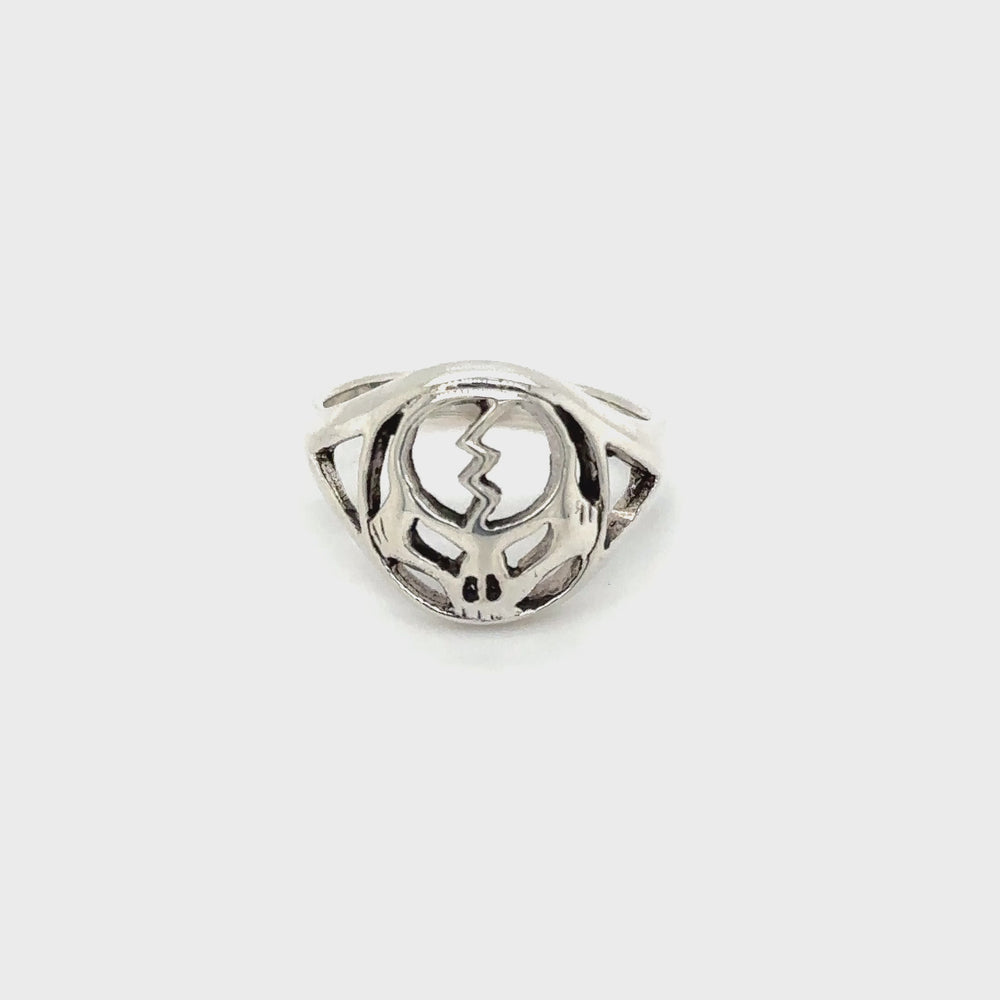 
                  
                    Load and play video in Gallery viewer, Outlined Skull Ring with Lightning Bolt
                  
                