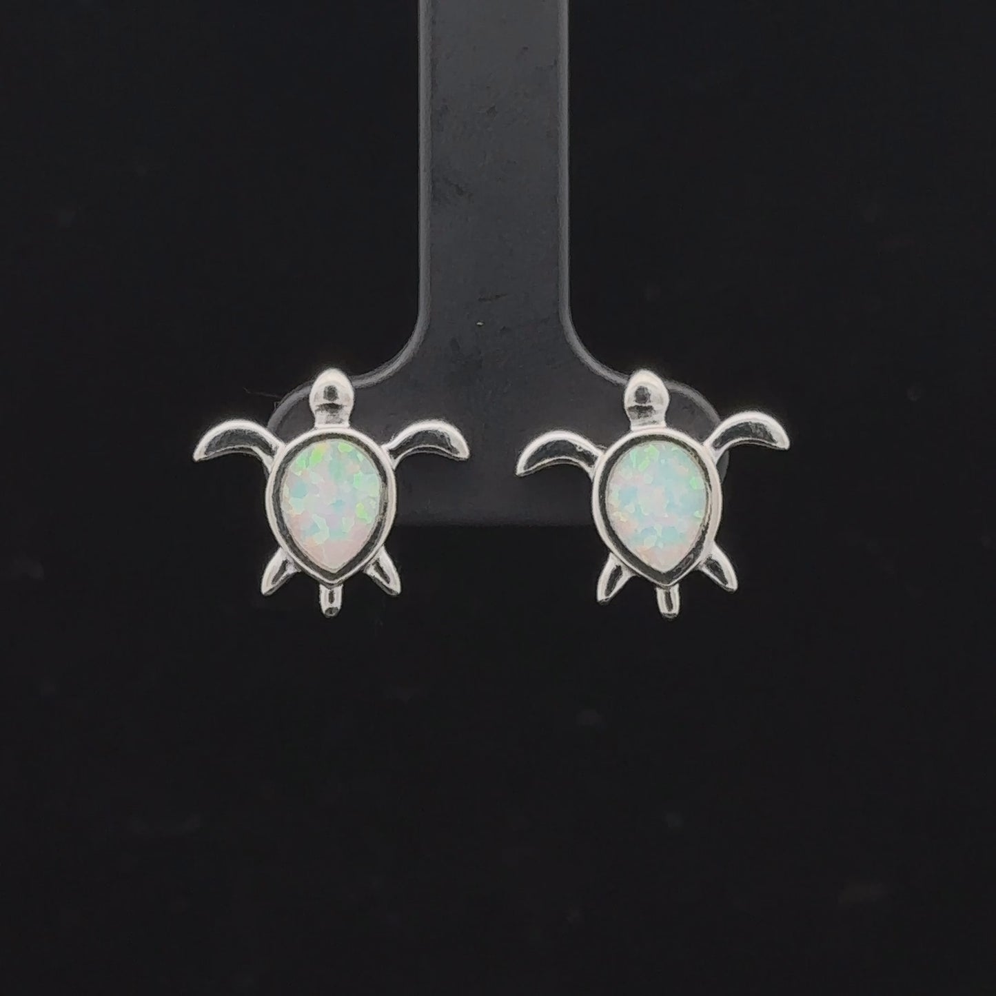 
                  
                    ギャラリービューアでビデオを読み込んで再生、Simple Lab-Created Opal Turtle Studs
                  
                