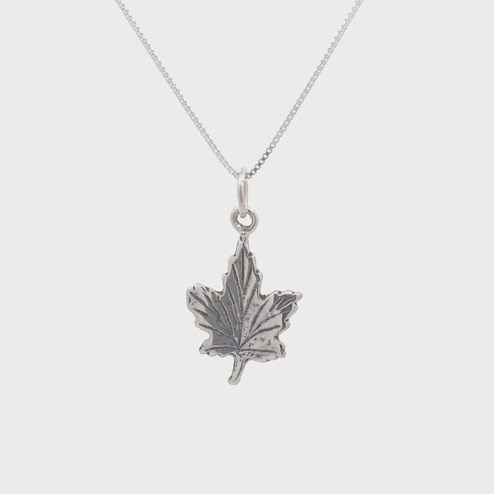 
                  
                    Charger et lire la vidéo dans la visionneuse de la galerie, Tiny Maple Leaf Charm
                  
                