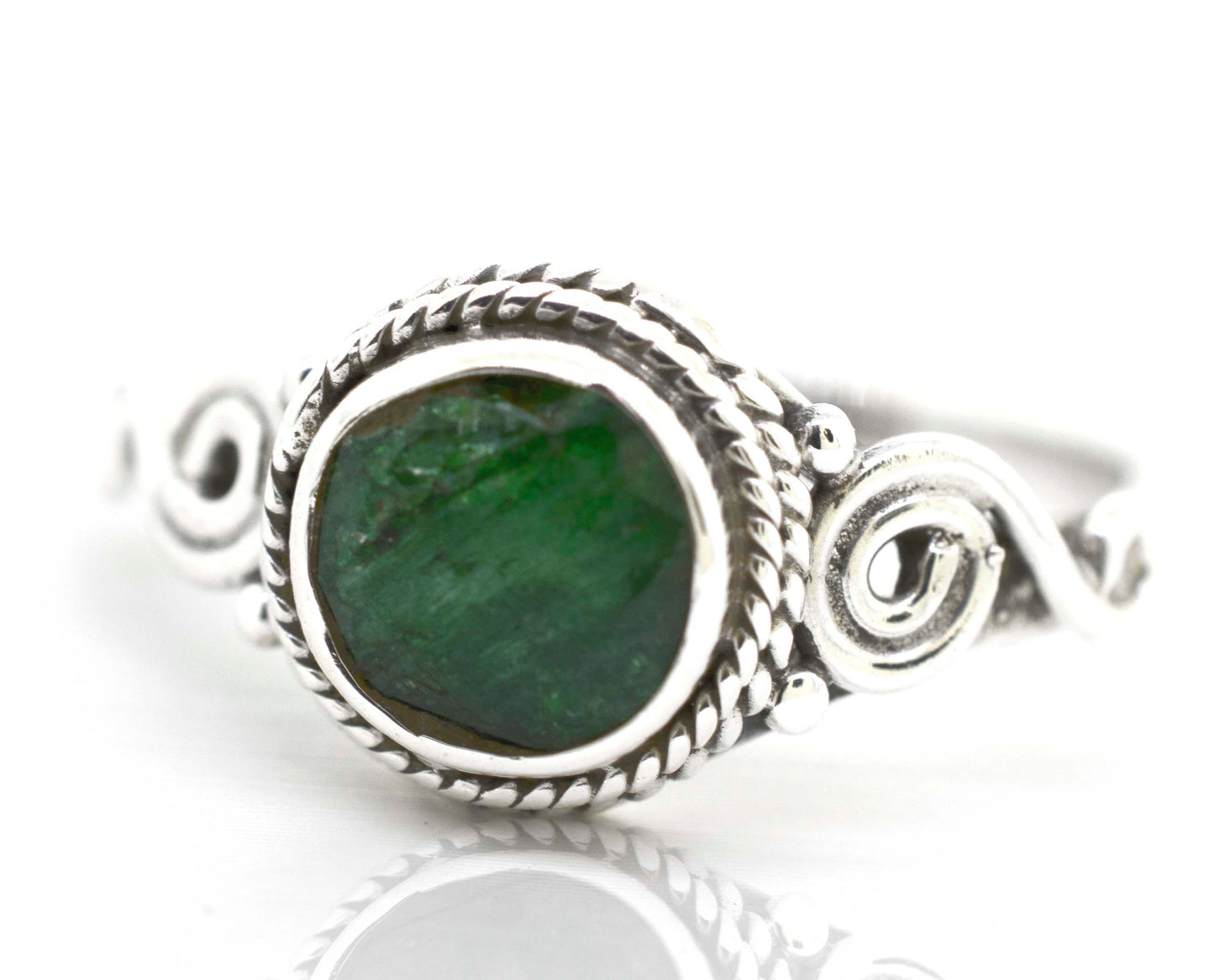 
                  
                    Embrace a bohemian vibe with this Super Silver .925 sterling silver Gemstone Circle Ring With Rope Border And Swirl Design featuring an exquisite emerald stone.
                  
                