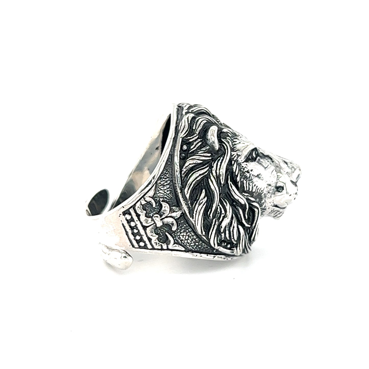 This sterling silver Lion Head Ring with Fleur-de-lis features a majestic lion head.