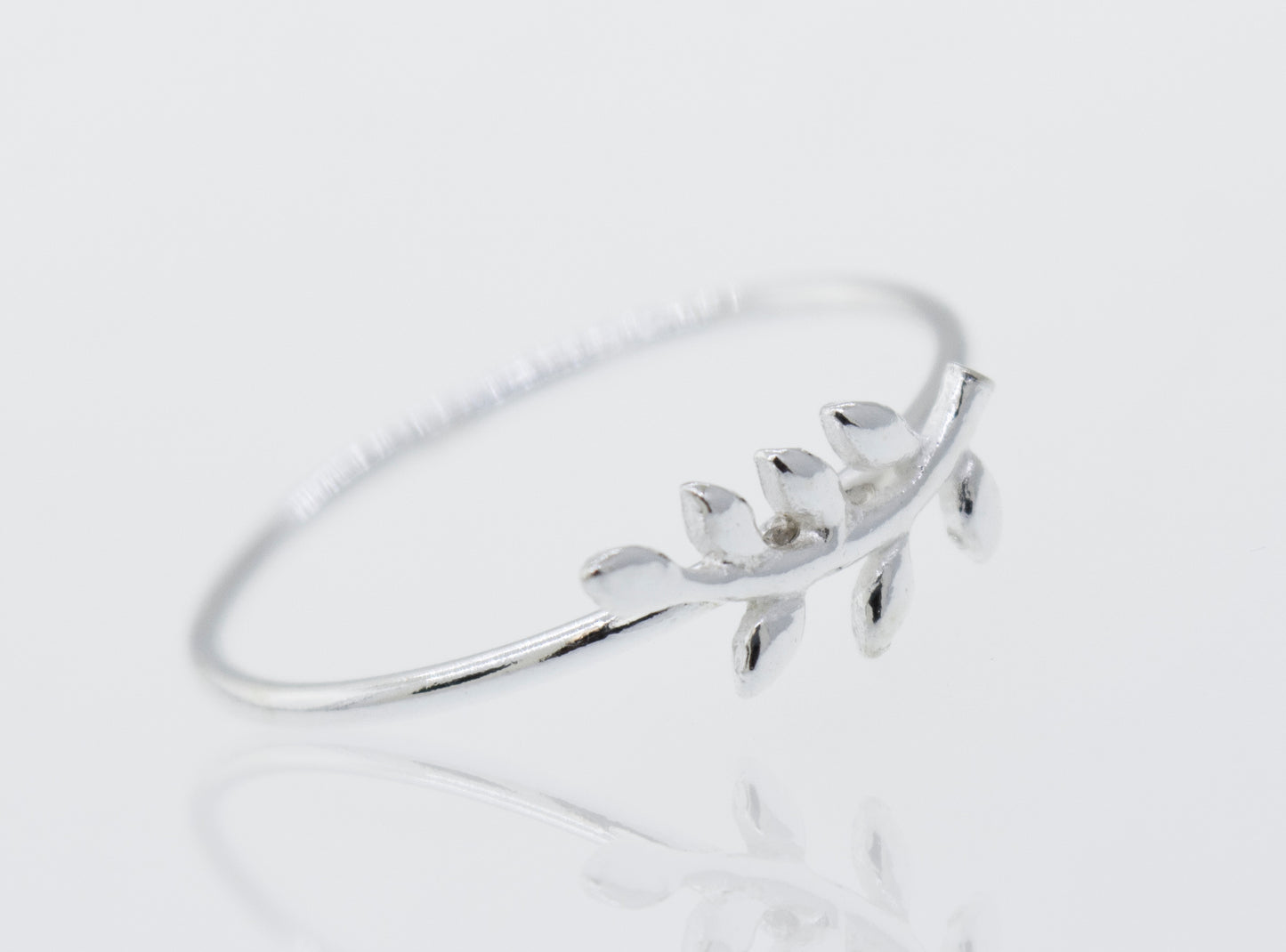 A delicate Little fern Silver Ring with a fern design from Super Silver.