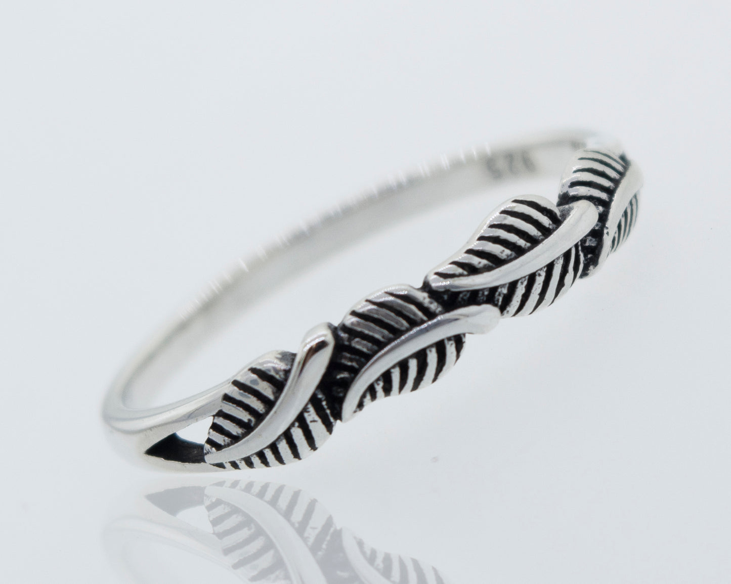 A Four Leaves Silver Ring with a horizontal leaf design made by Super Silver.