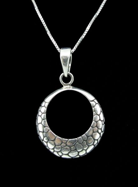 A modern take on a timeless design, the Super Silver Modern Round Cobblestone Pendant showcases a silver pendant against a sleek black background.