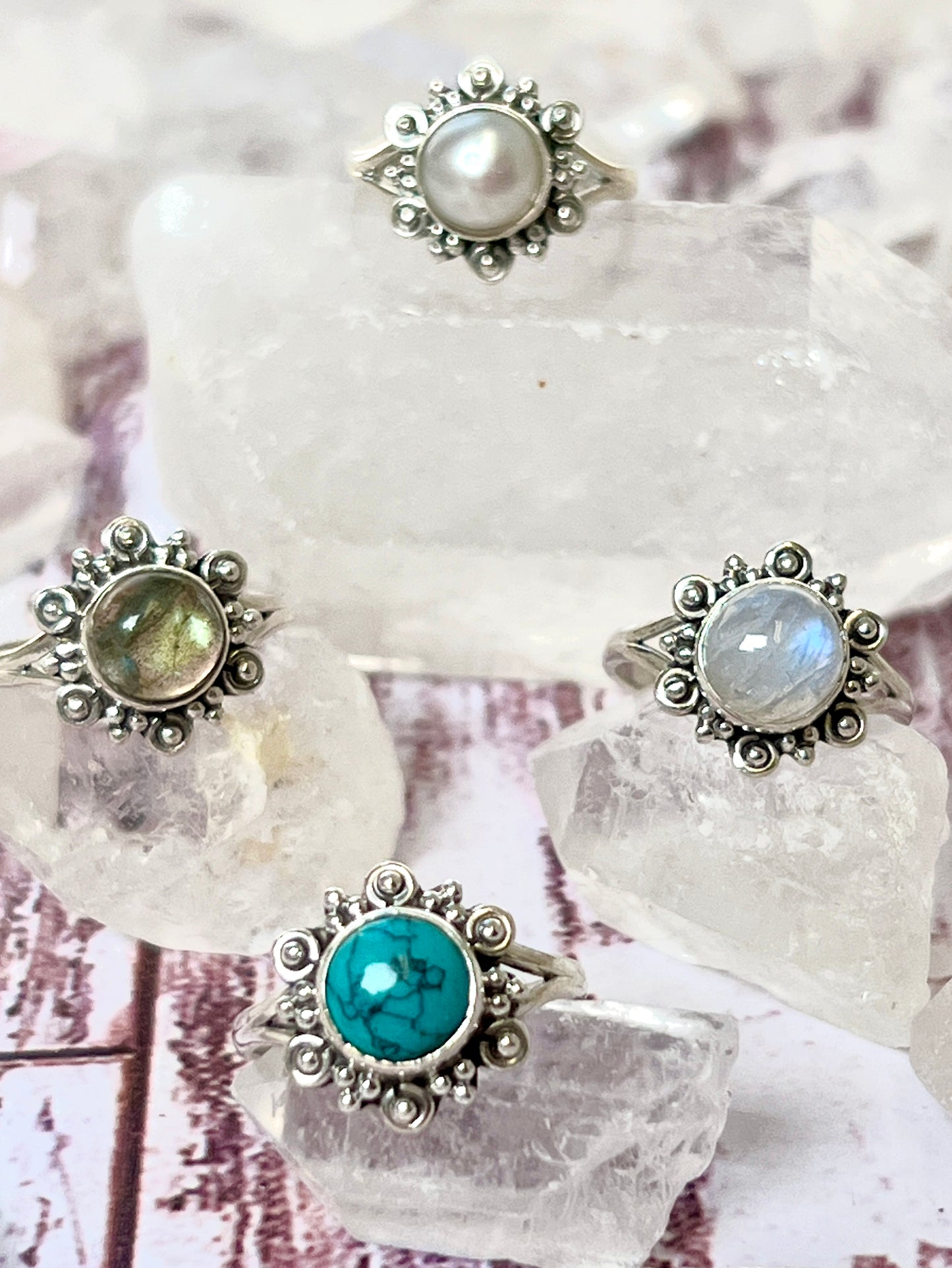 
                  
                    Four beautiful round flower rings with natural gemstones, perfect for the boho or hippie style.
                  
                