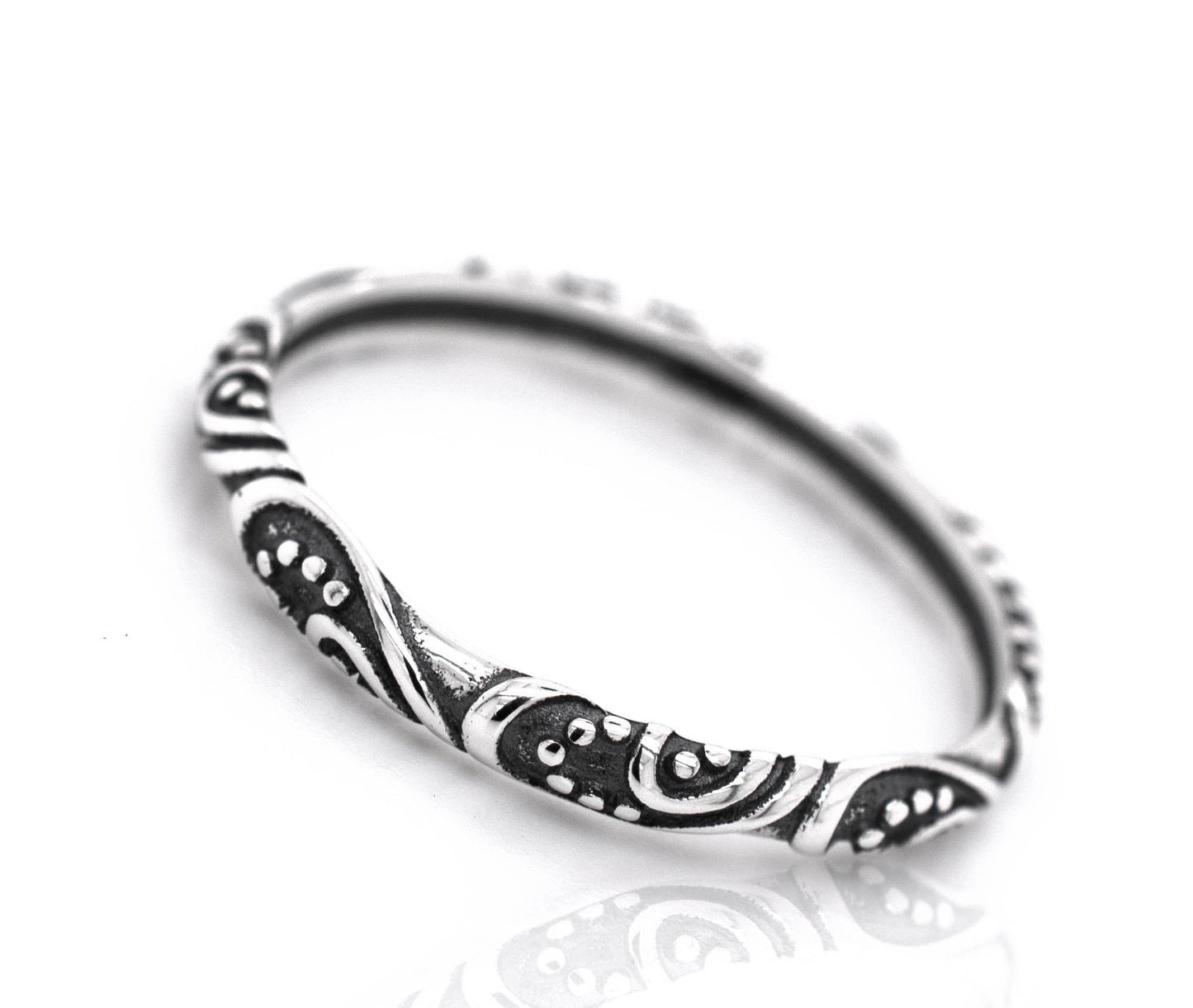 A Delicate Bali Style Band from Super Silver, made of .925 sterling silver, with ornate black and white vintage designs.