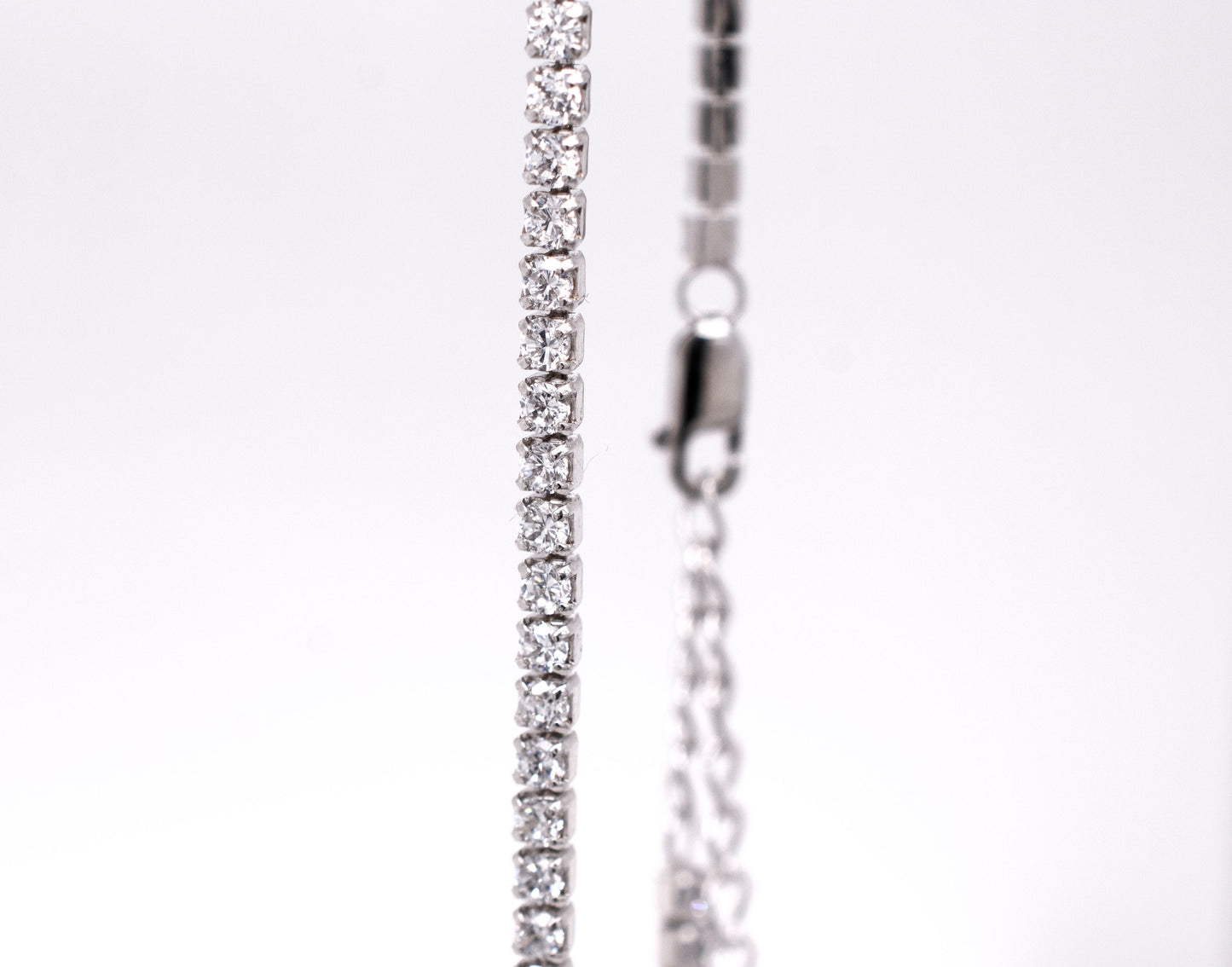 
                  
                    A sparkling elegance Super Silver white gold necklace with diamonds on it.
                  
                