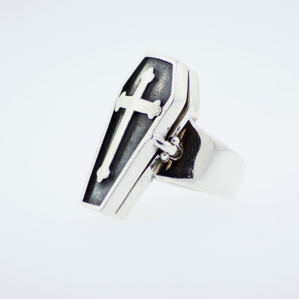 
                  
                    A silver Coffin Ring that Opens, perfect for men's Halloween costumes or vampire-themed parties.
                  
                