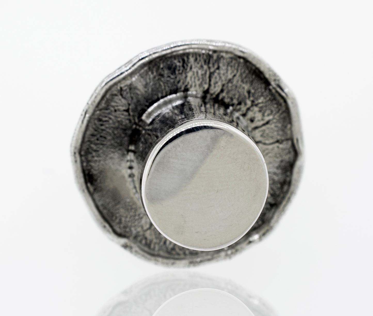 
                  
                    An Artisans Top Hat Ring with a circle design, making it a stylish accessory.
                  
                