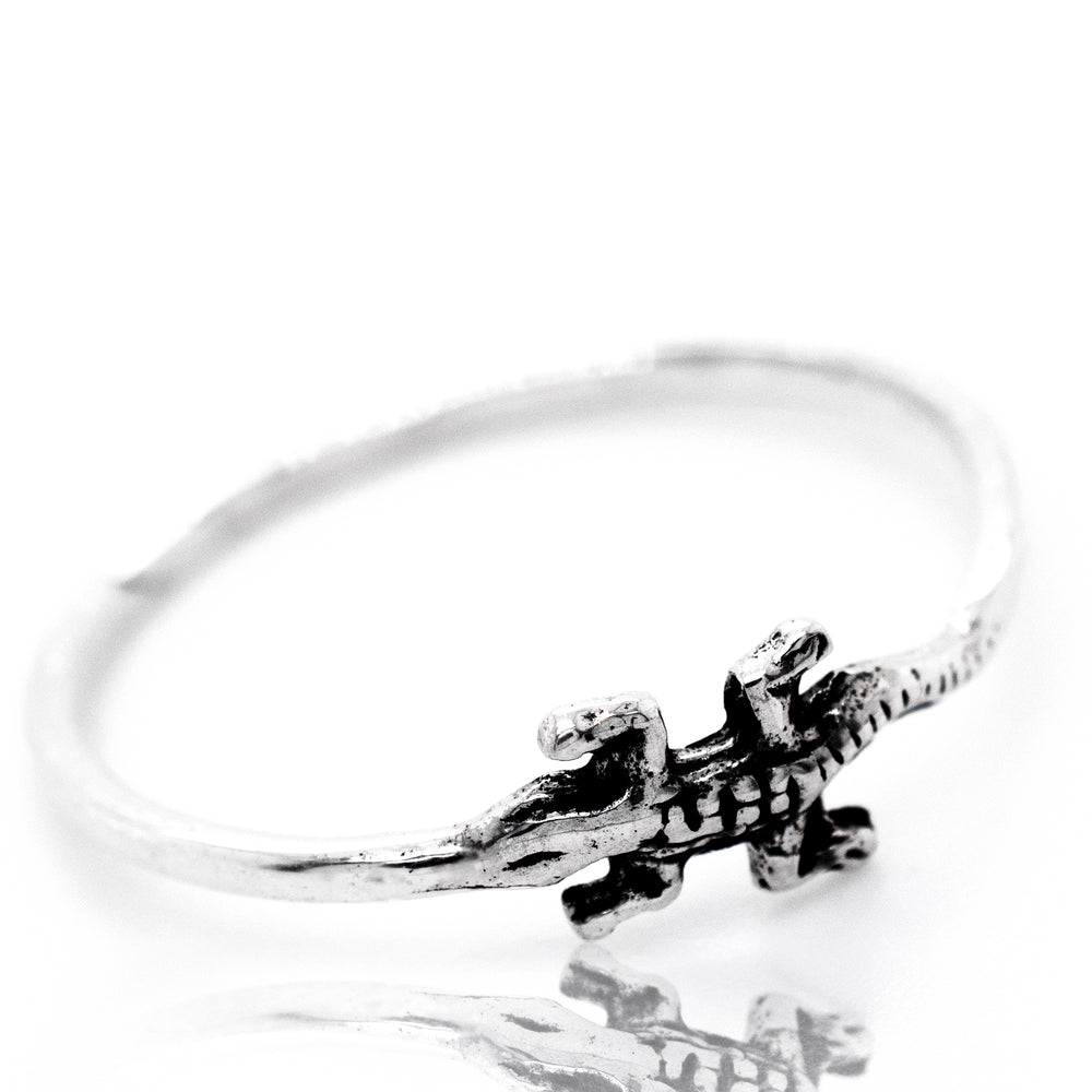 A minimalist Super Silver Dainty Lizard Ring with a dainty crocodile design.