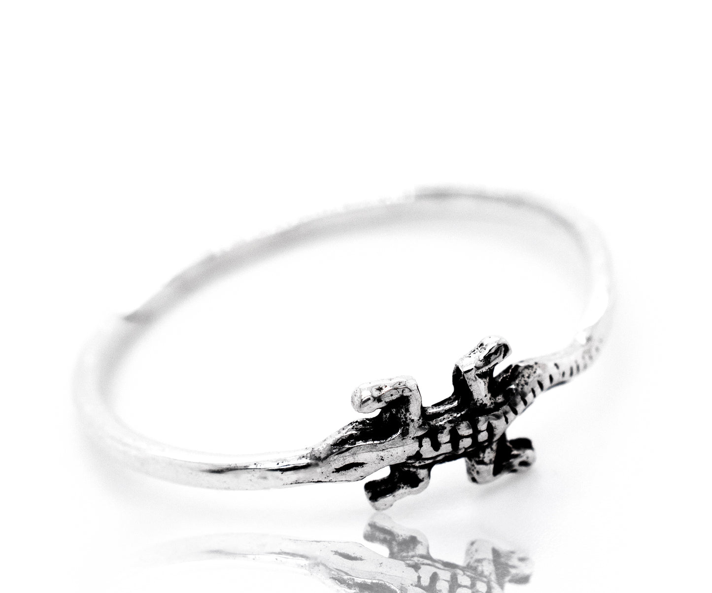 A minimalist Super Silver Dainty Lizard Ring with a dainty crocodile design.