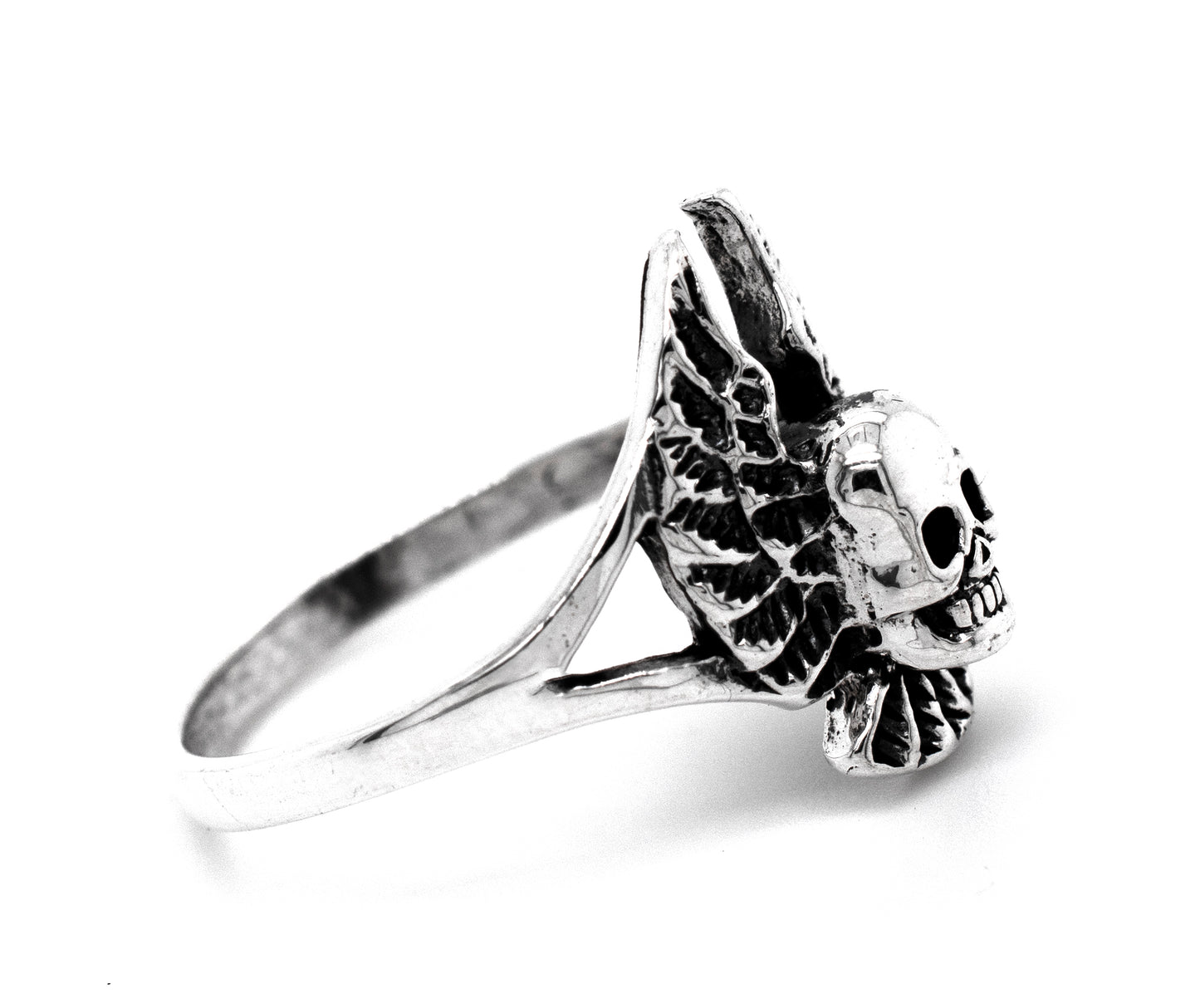 
                  
                    This gothic Skull Ring With Wings features a skull and wings design.
                  
                